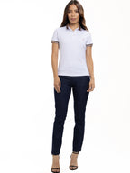 Polo femenino blanco con cuello café, vista frontal