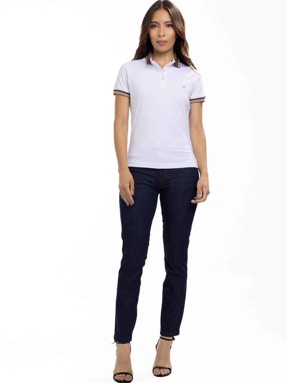 Polo femenino blanco con cuello café, vista frontal
