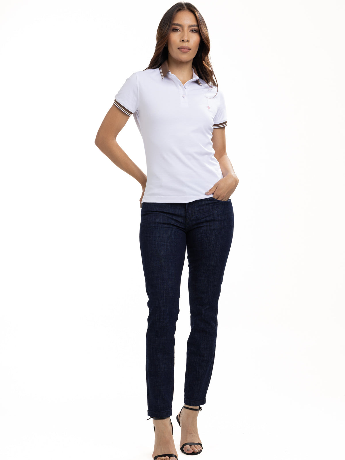 Polo femenino blanco con cuello café, vista 3