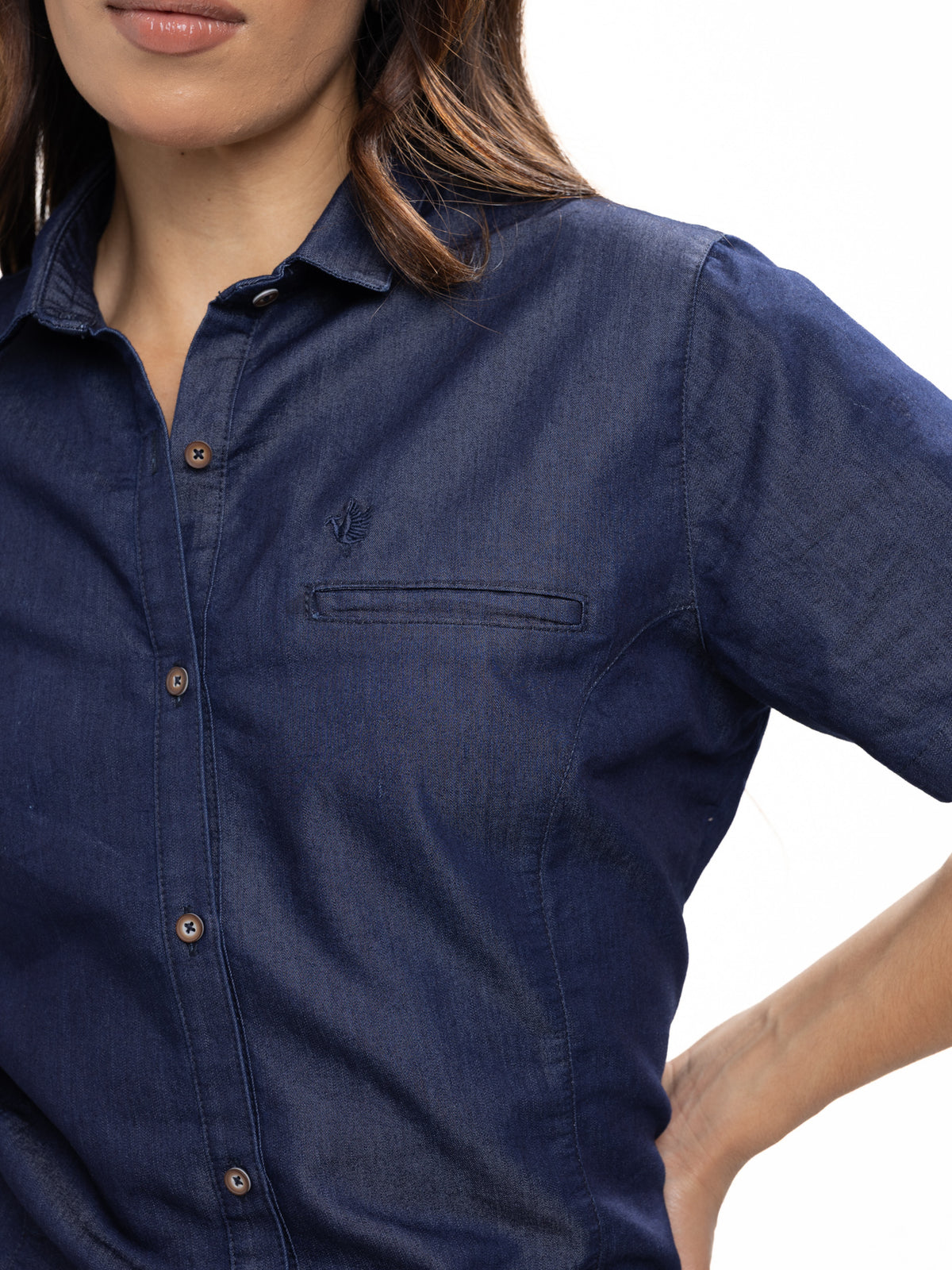 Blusa Femenina Manga Corta | Azul Denim Botón Café y Ribete, vista 5