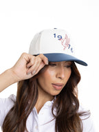Gorra Unisex | Blanco con Visera Azul Oscuro y Bordado 1976