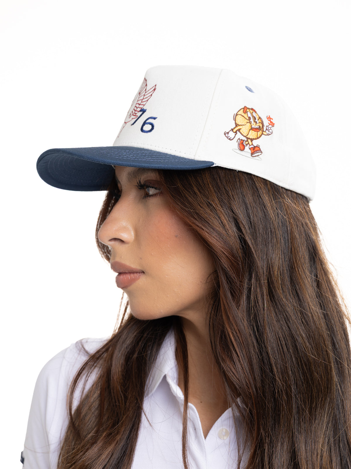 Gorra Unisex | Blanco con Visera Azul Oscuro y Bordado 1976