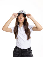 Gorra Unisex | Gris con Visor Azul y Malla Blanca Logo Encerrado en Círculo