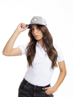 Gorra Unisex | Gris con Visor Azul y Malla Blanca Logo Encerrado en Círculo