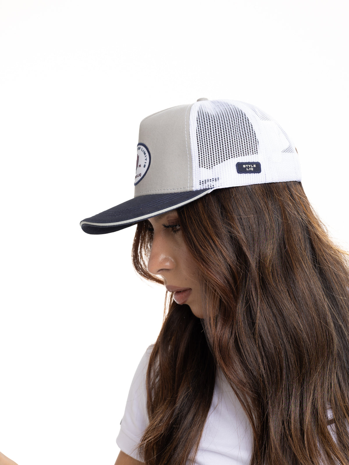 Gorra Unisex | Gris con Visor Azul y Malla Blanca Logo Encerrado en Círculo