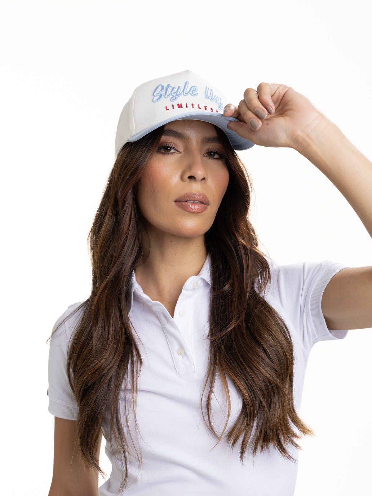 Gorra Unisex | Blanco con Visera Azul Cielo y Logo Bordado
