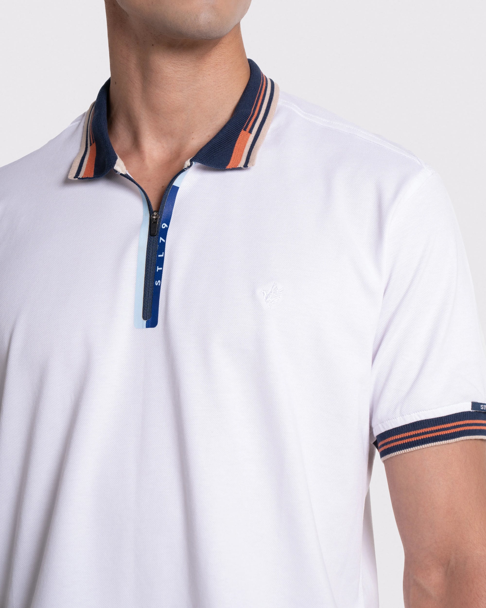 Camiseta tipo polo con cremallera para hombre blanco pegacre