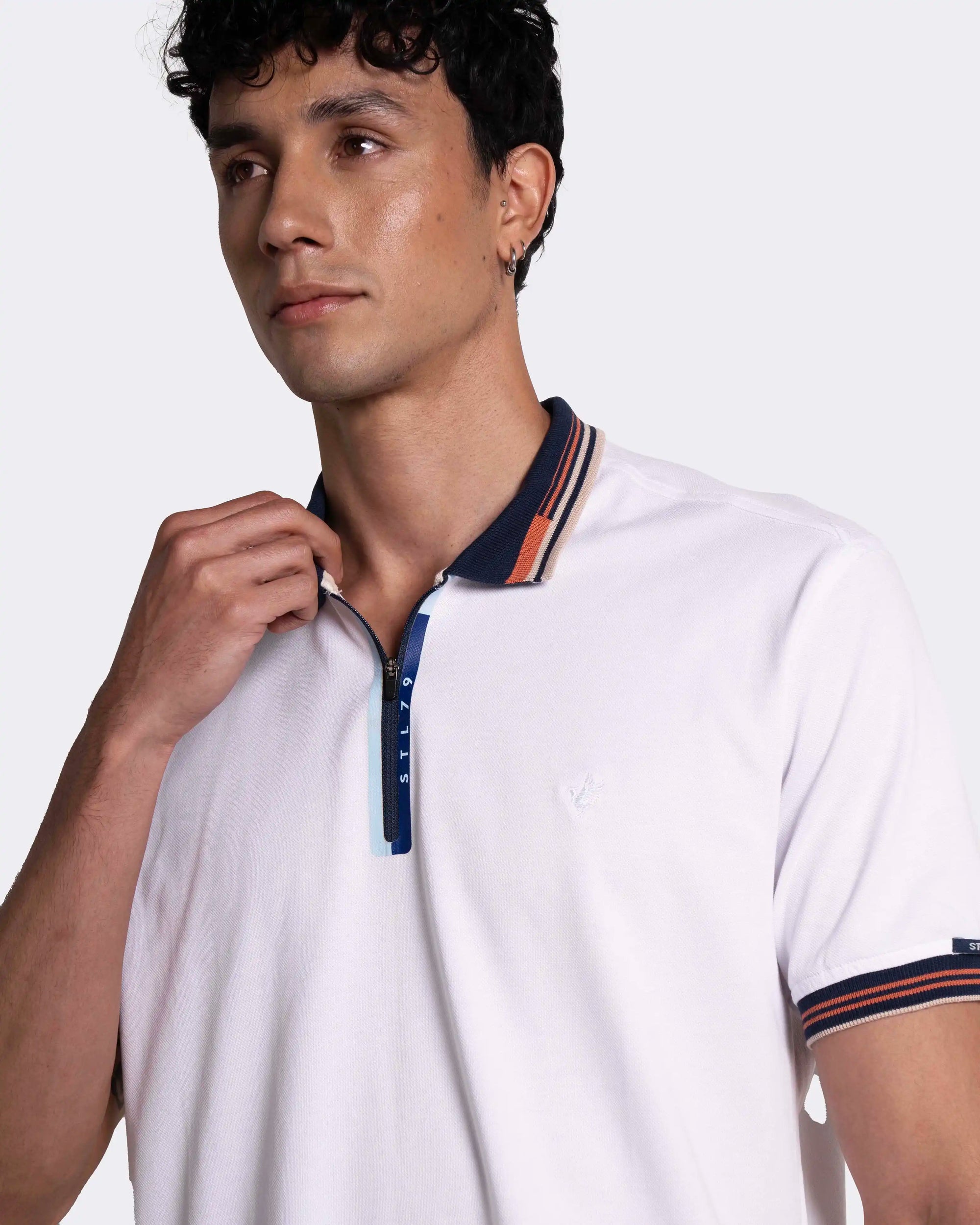 Camiseta tipo polo con cremallera para hombre blanco pegacre