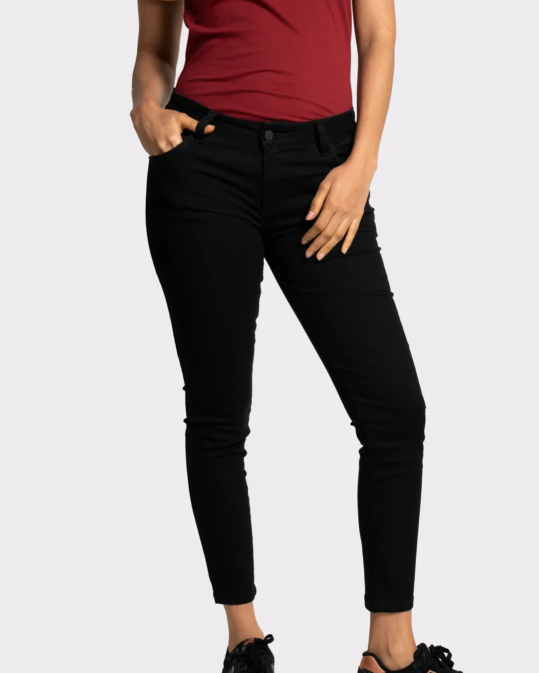 Jean de mujer tiro medio slim color negro