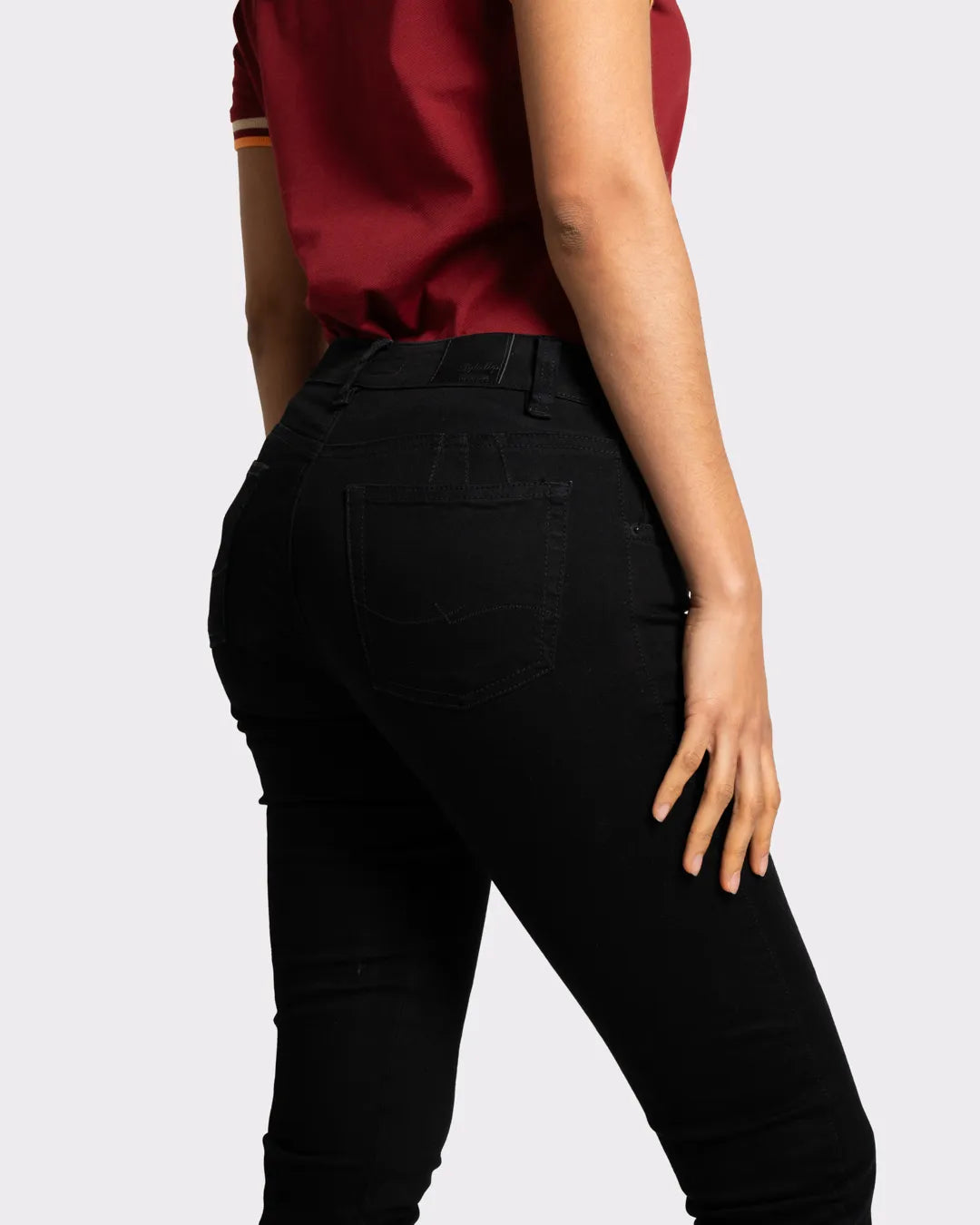 Jean de mujer tiro medio slim color negro bolner