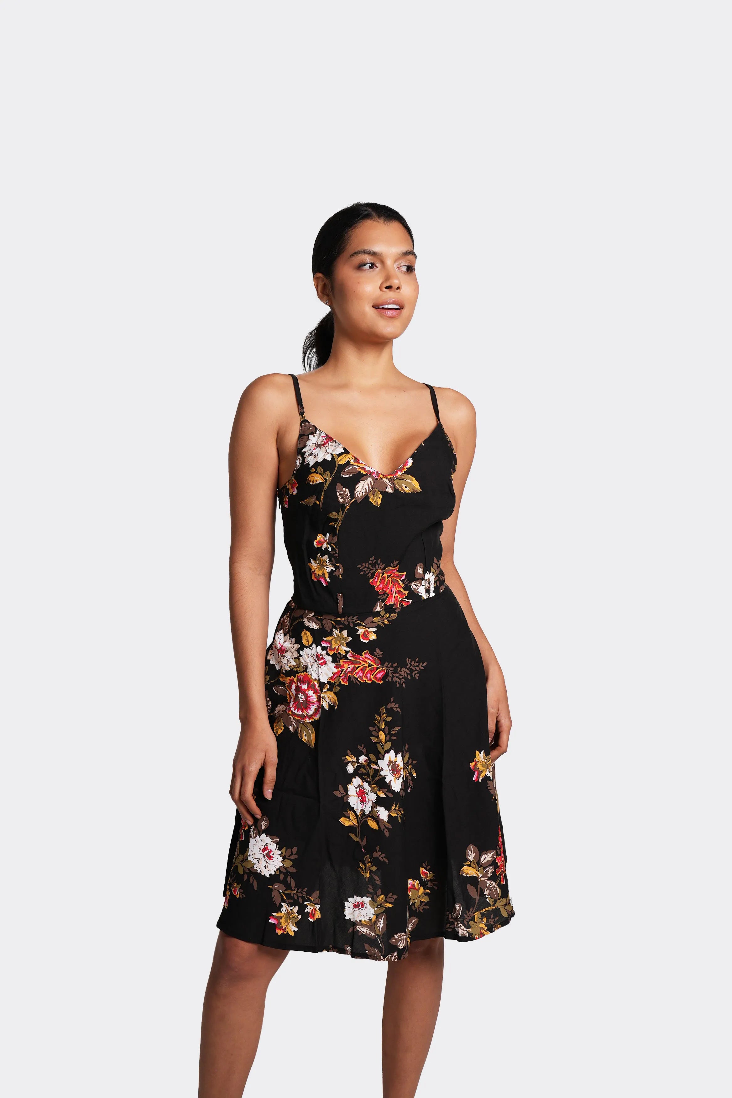 Vestido corto con tirantes, silueta semi-ajustada flores