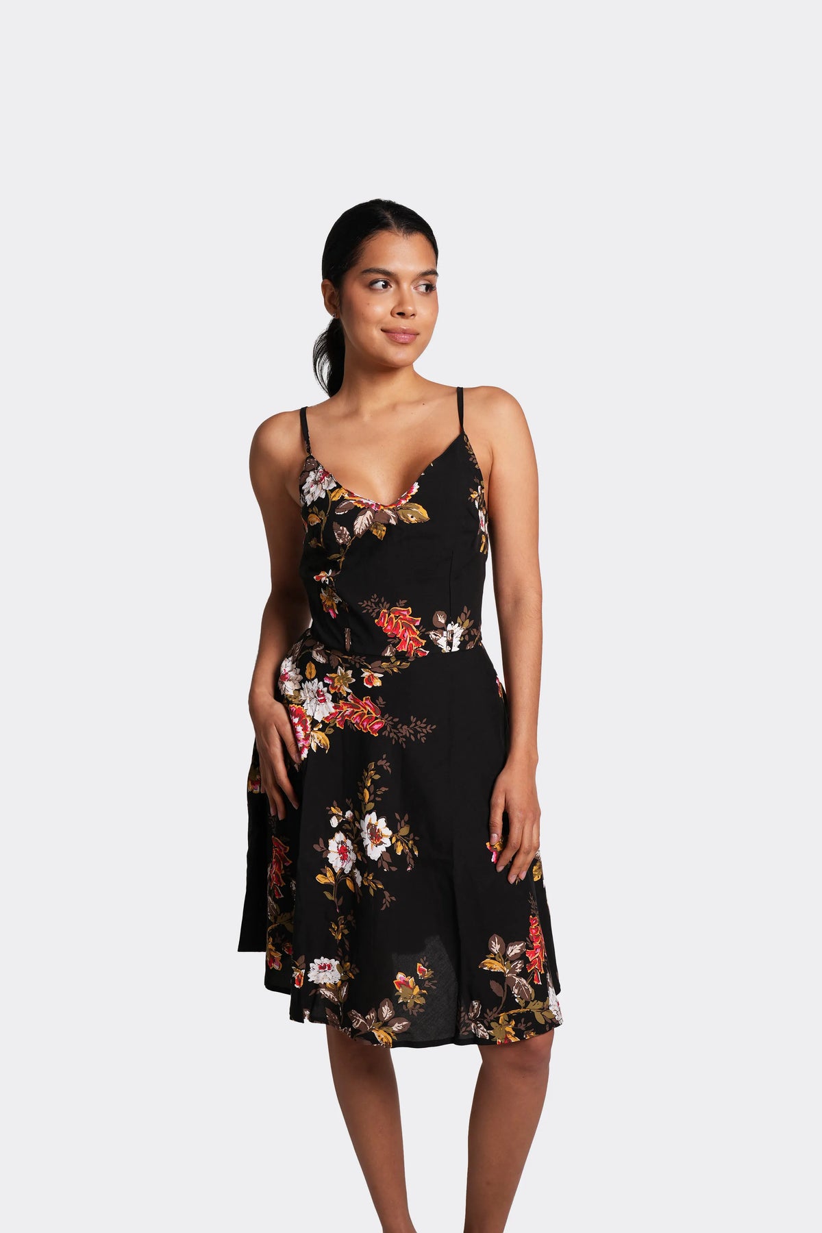 Vestido corto con tirantes, silueta semi-ajustada flores