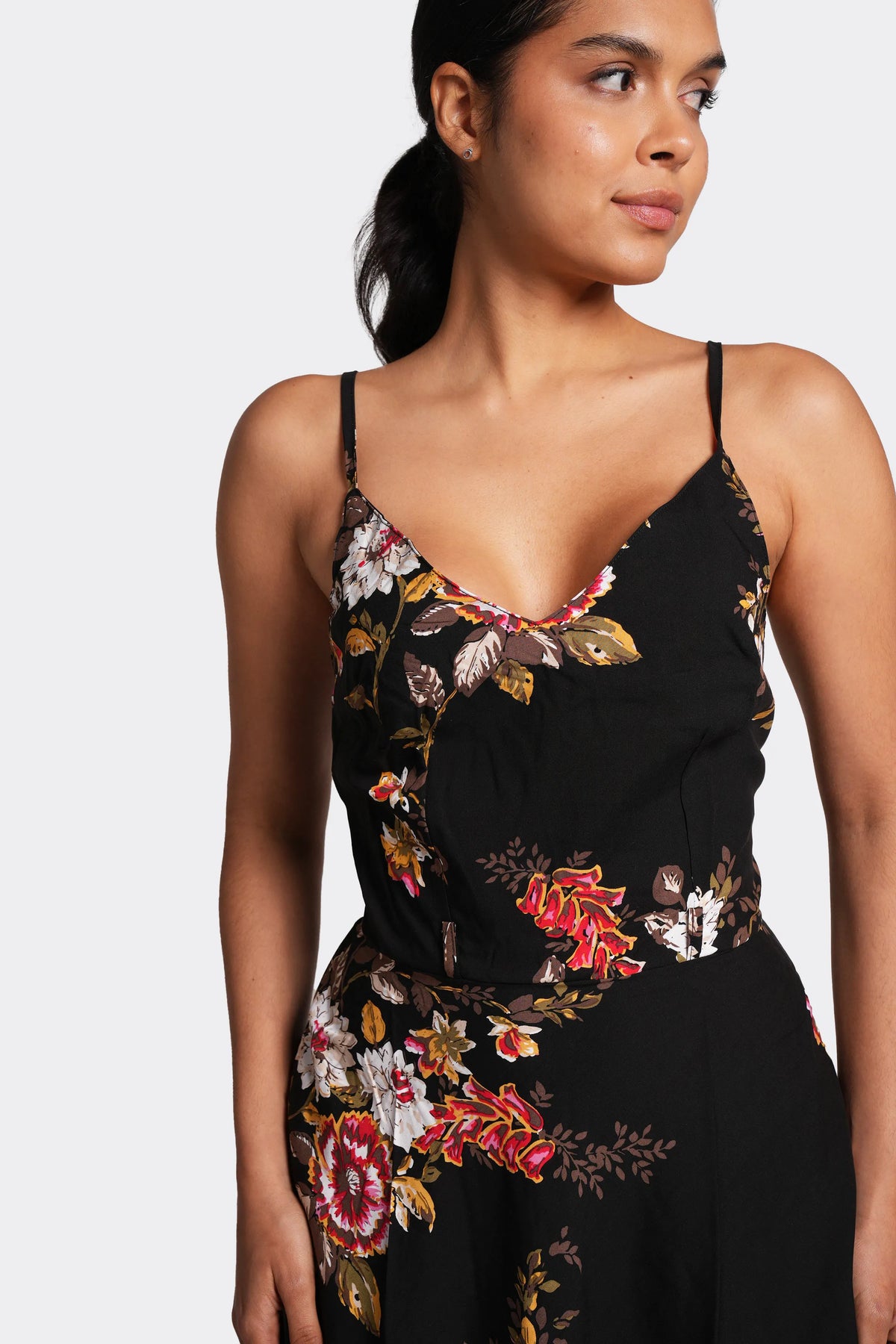 Vestido corto con tirantes, silueta semi-ajustada flores
