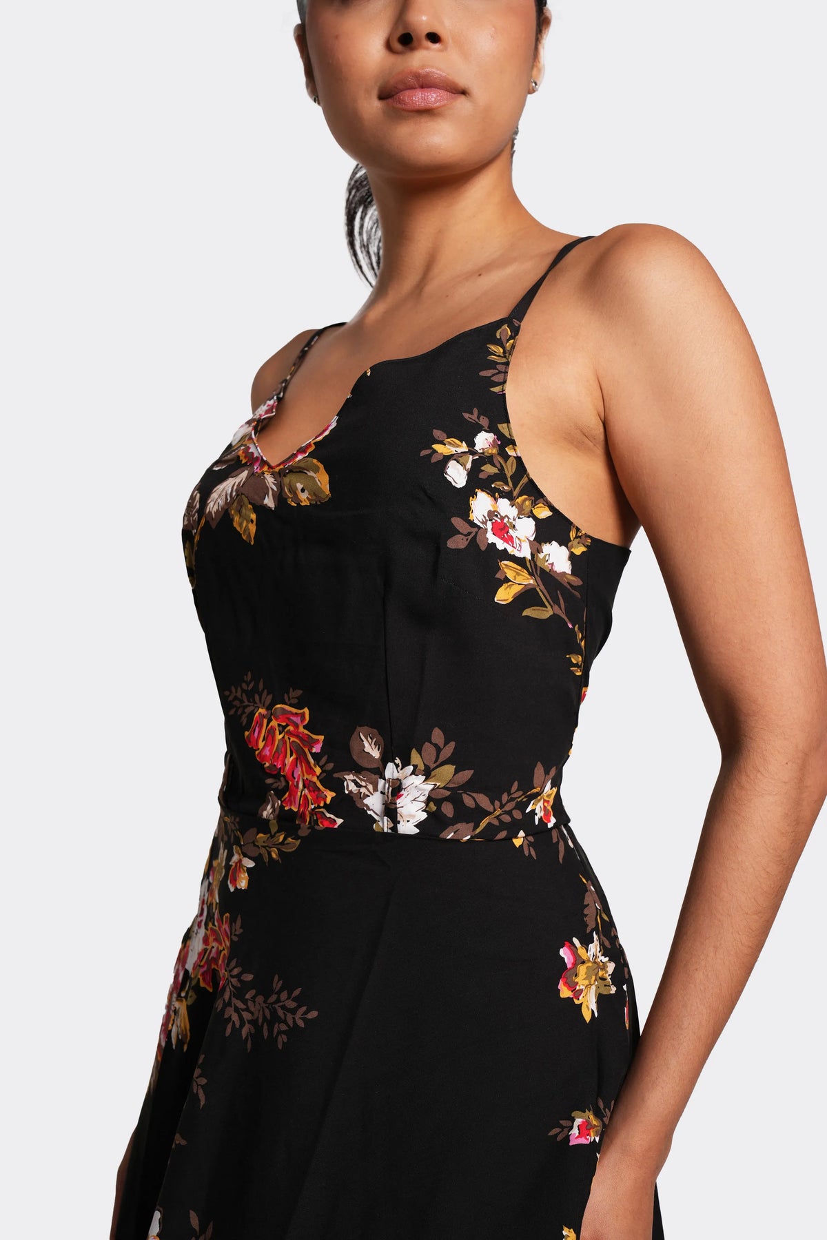 Vestido corto con tirantes, silueta semi-ajustada flores