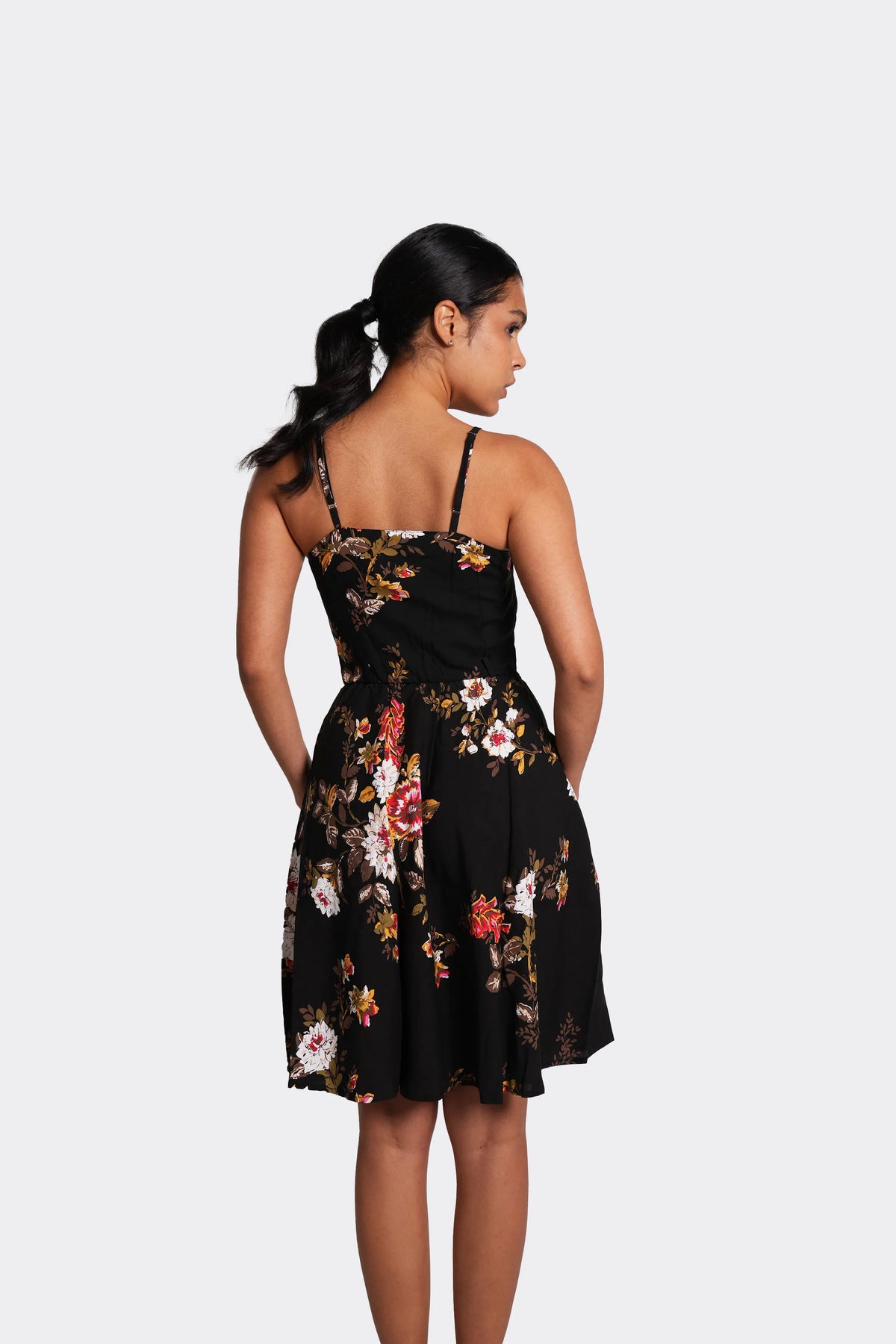 Vestido corto con tirantes, silueta semi-ajustada flores