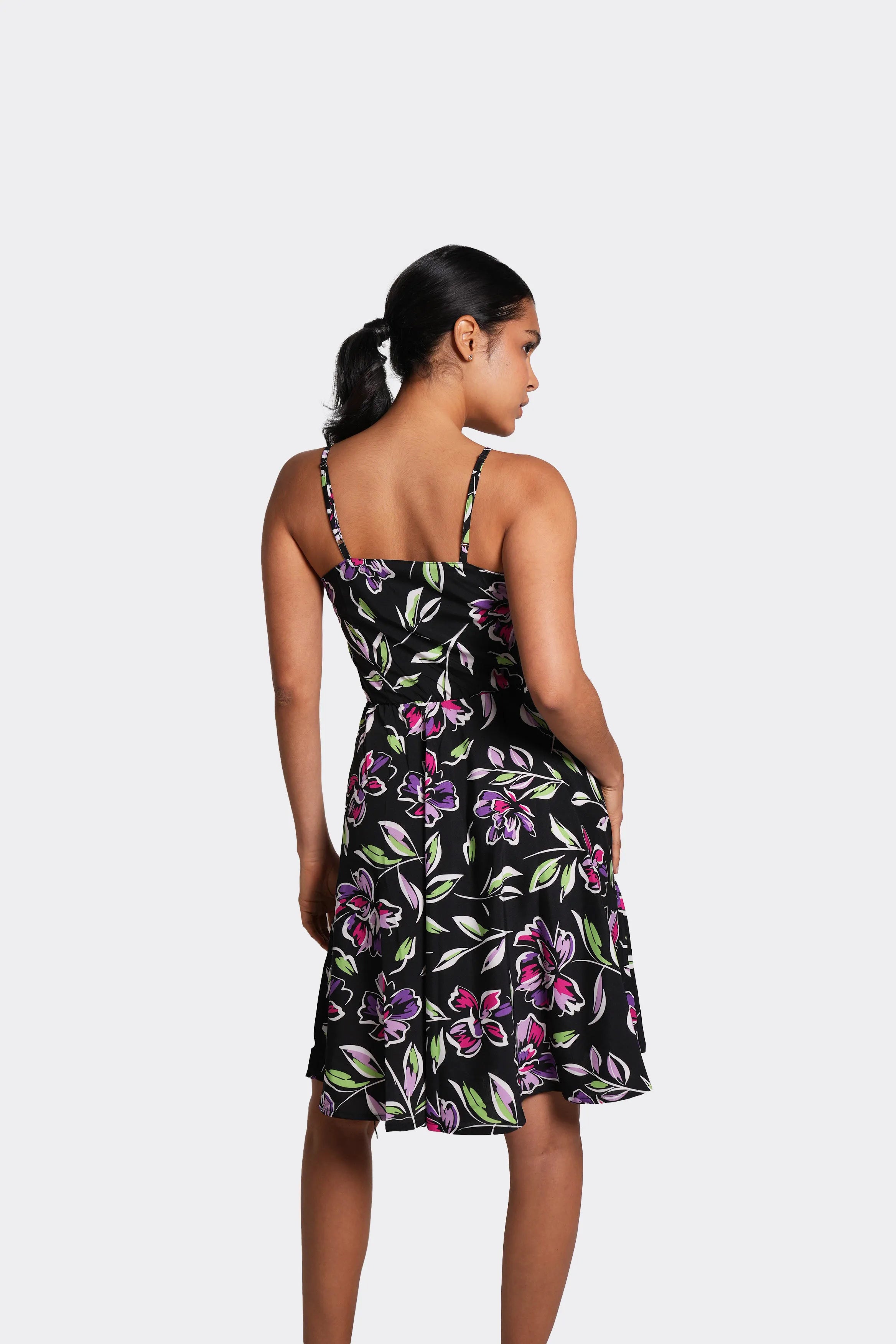 Vestido corto con tirantes, silueta semi-ajustada flores