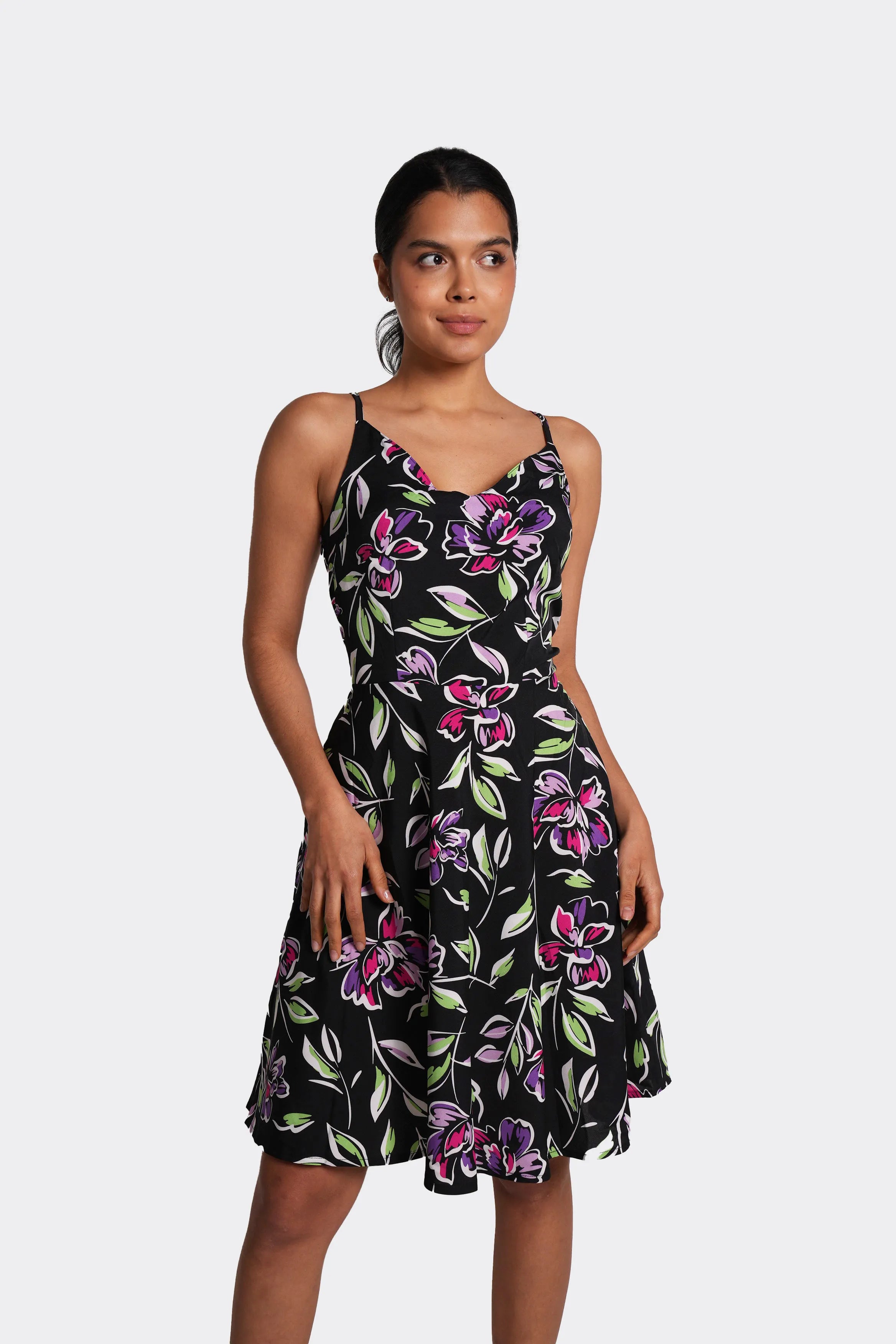 Vestido corto con tirantes, silueta semi-ajustada flores