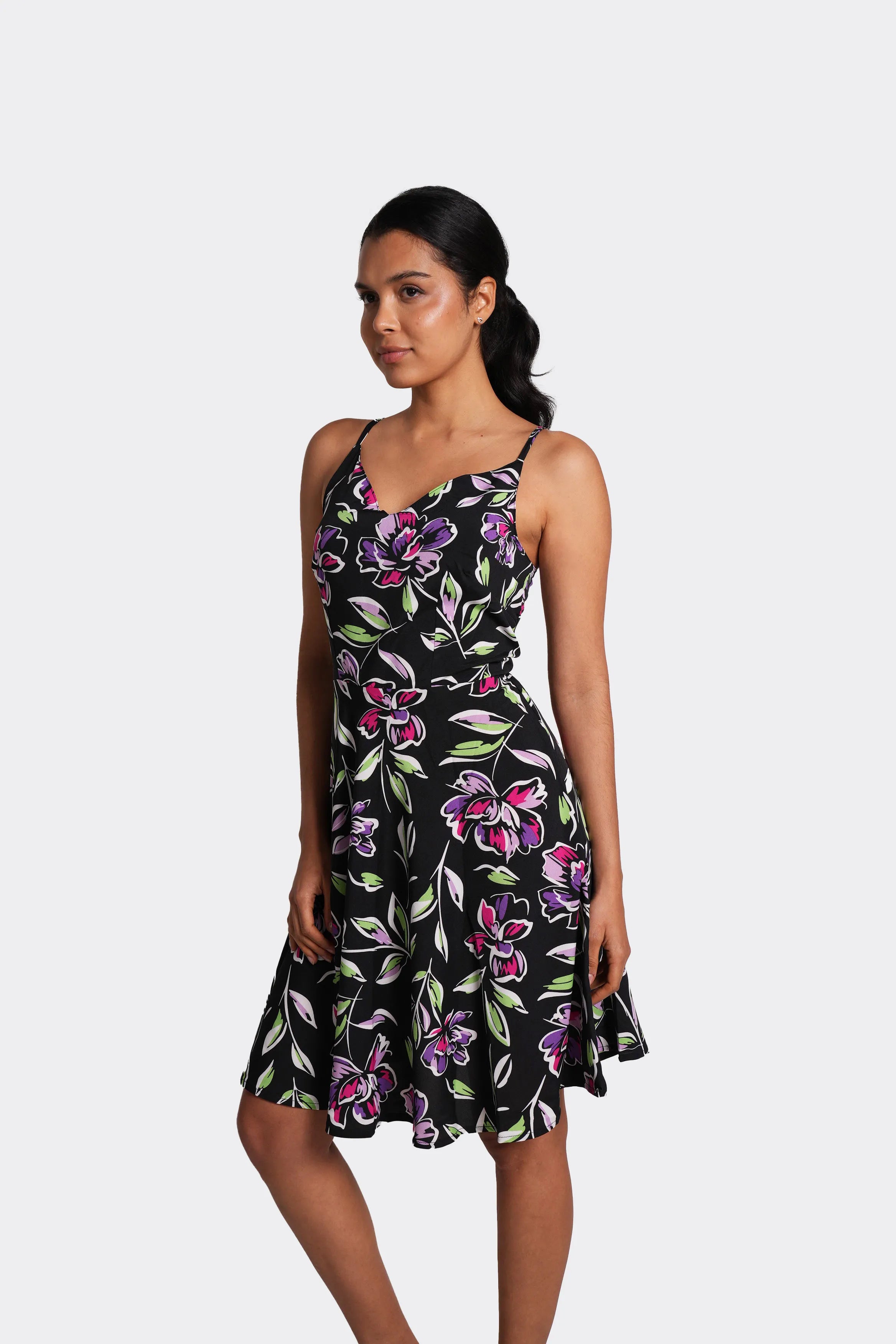 Vestido corto con tirantes, silueta semi-ajustada flores