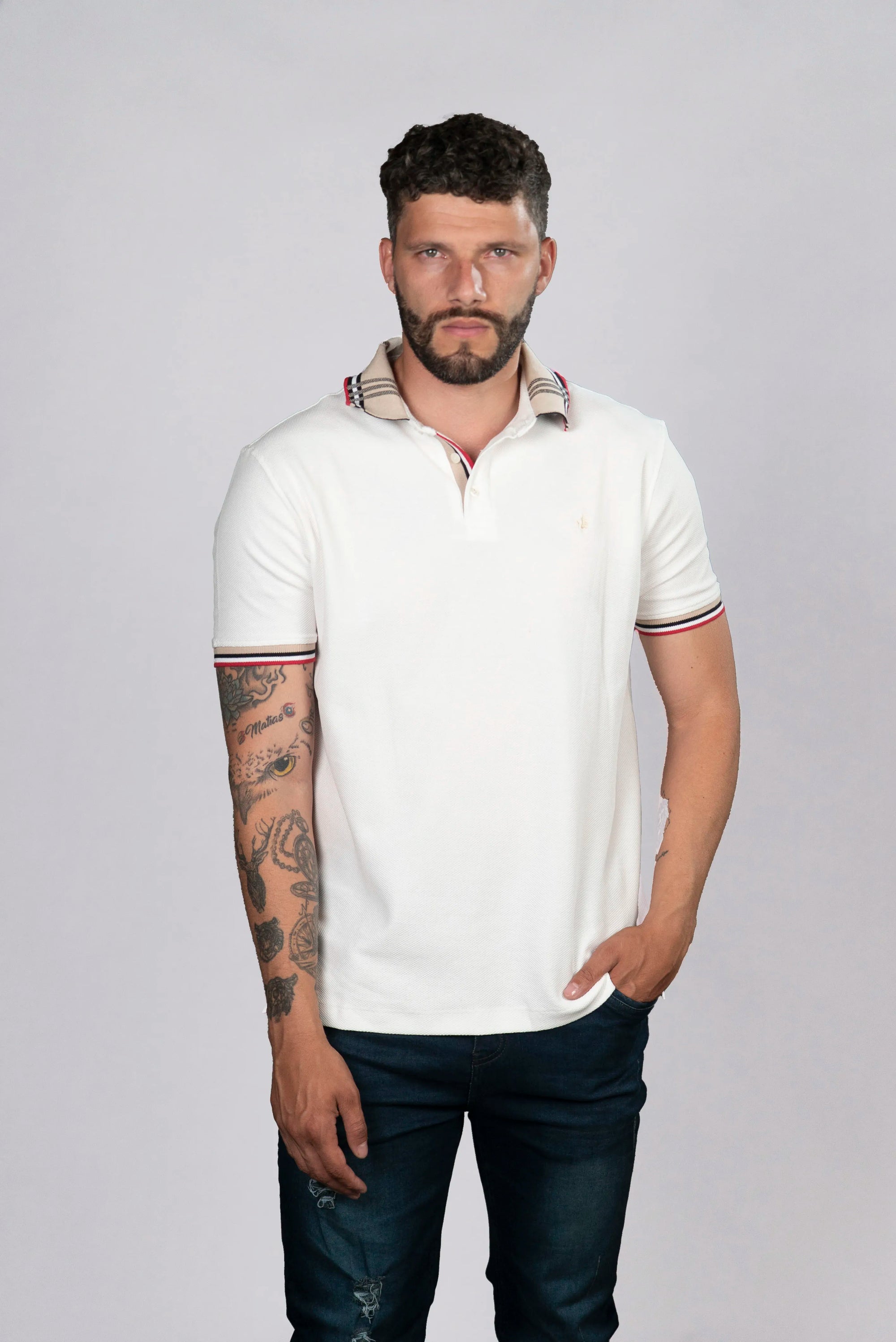 Camiseta Tipo Polo Blanca con Detalles en Rojo y Azul