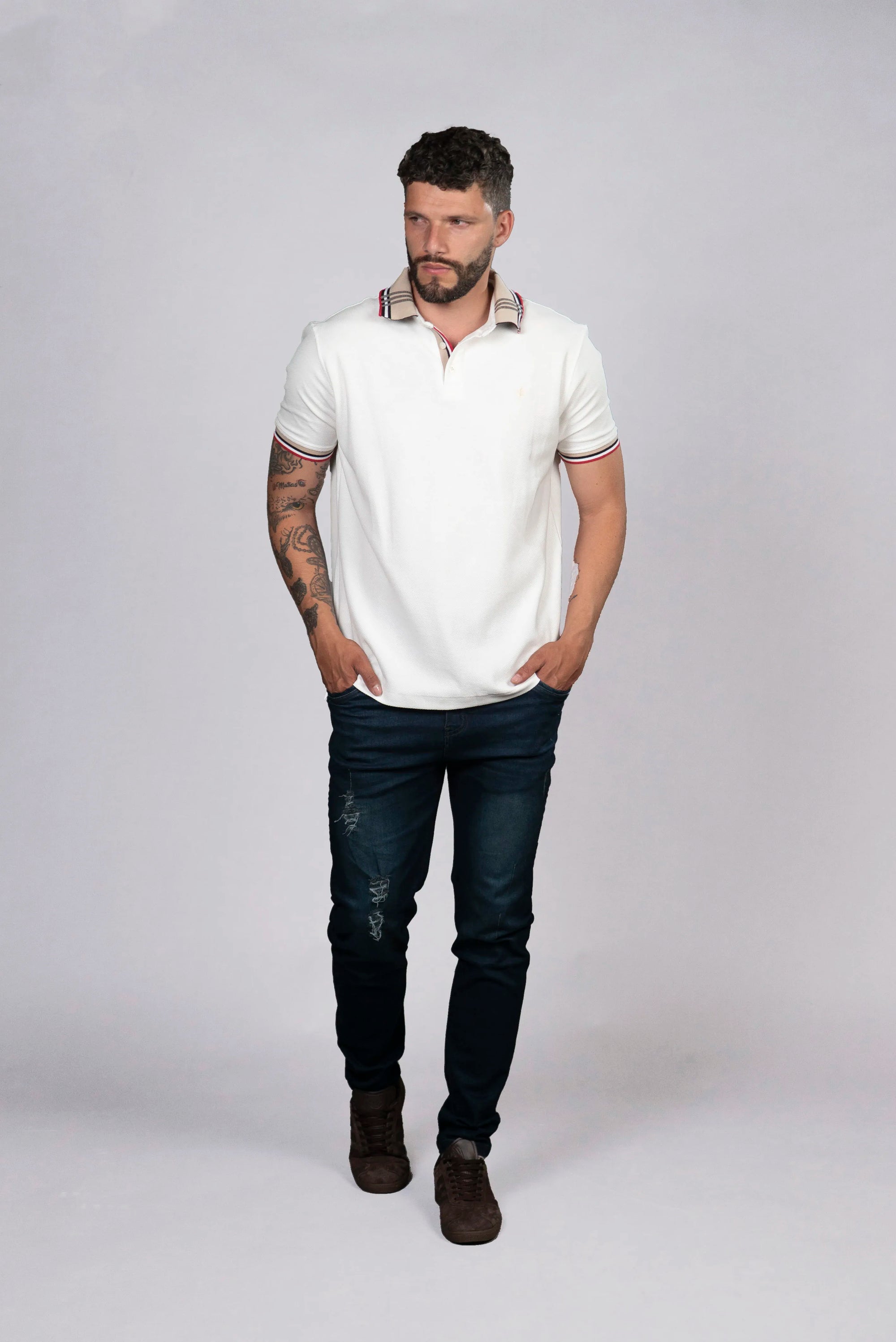 Camiseta Tipo Polo Blanca con Detalles en Rojo y Azul