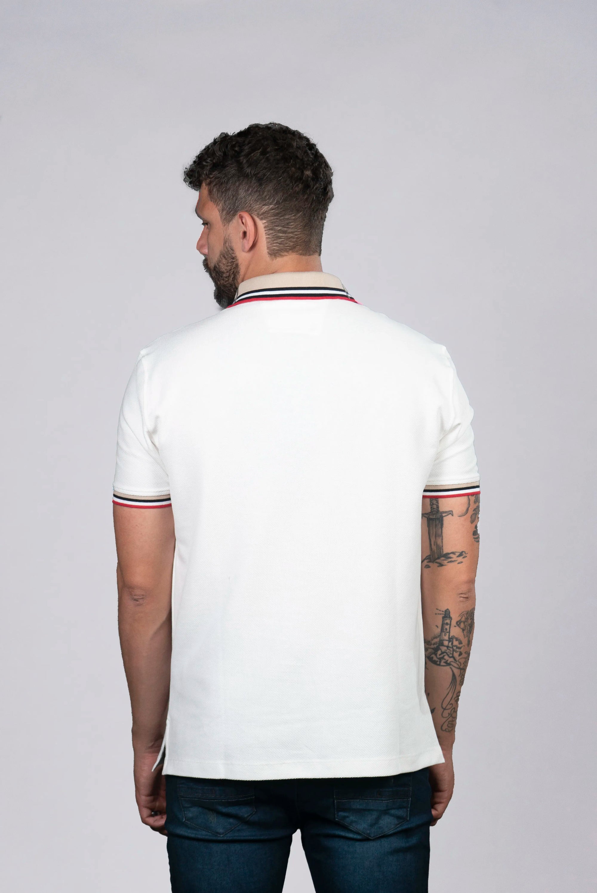Camiseta Tipo Polo Blanca con Detalles en Rojo y Azul