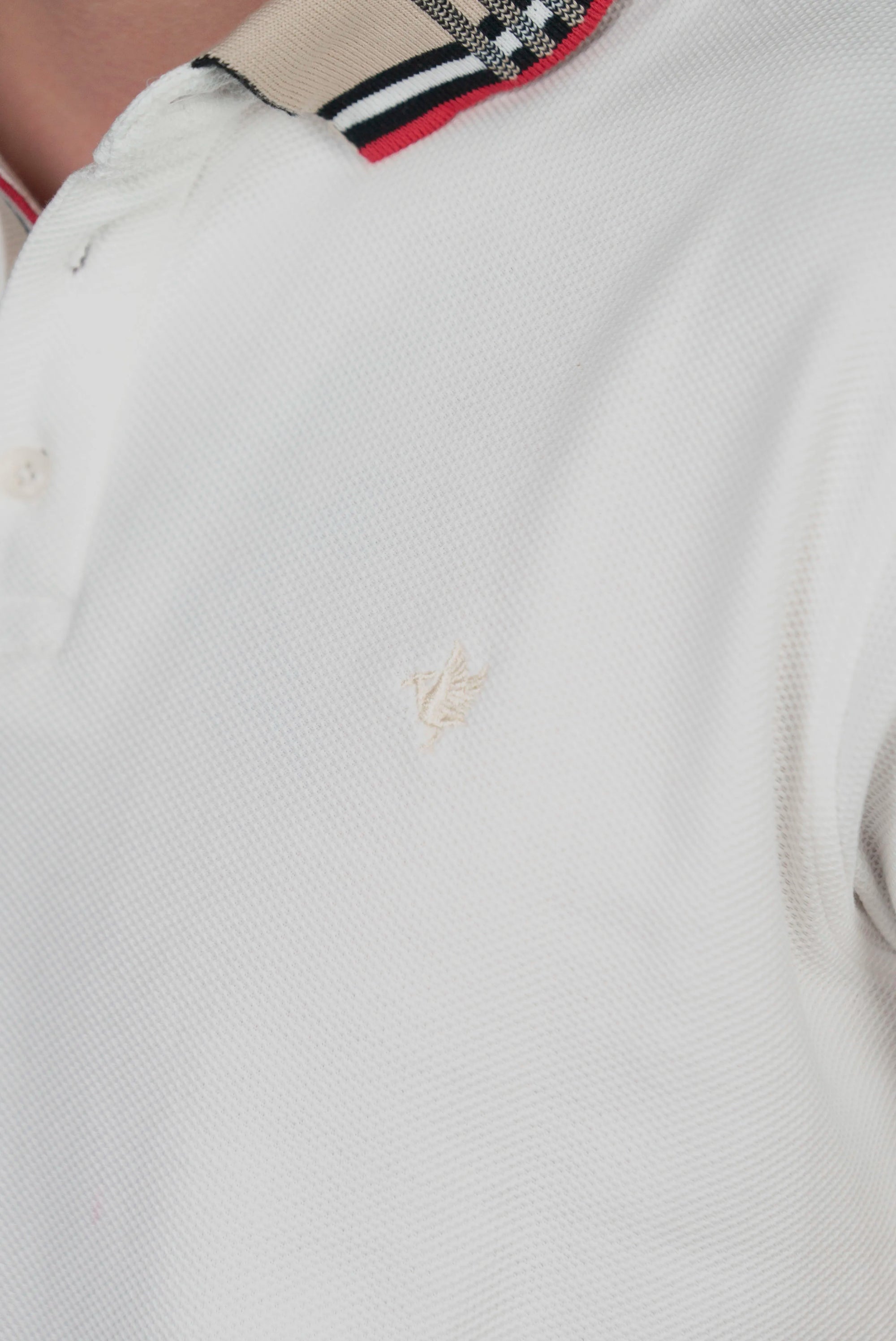 Camiseta Tipo Polo Blanca con Detalles en Rojo y Azul