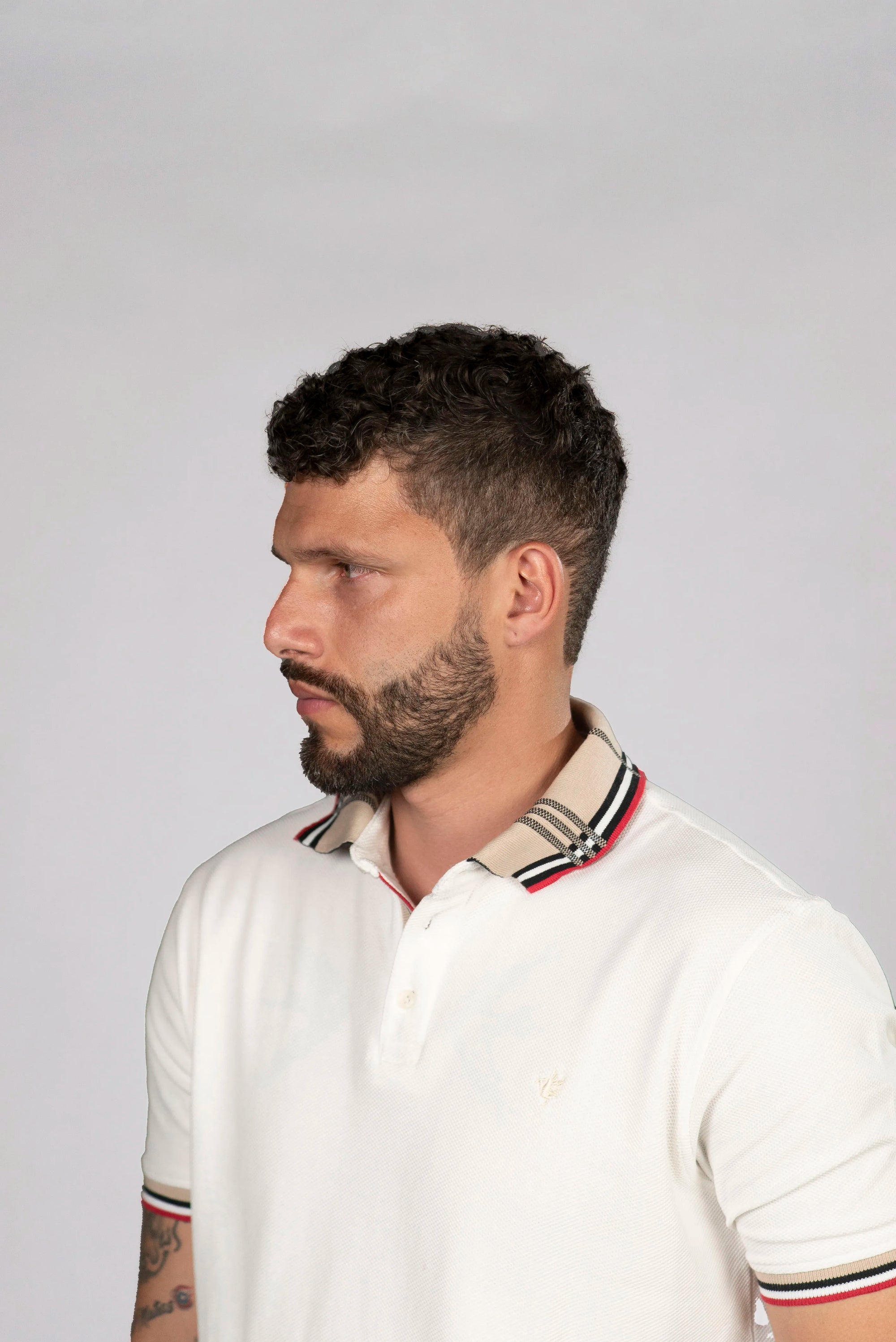 Camiseta Tipo Polo Blanca con Detalles en Rojo y Azul