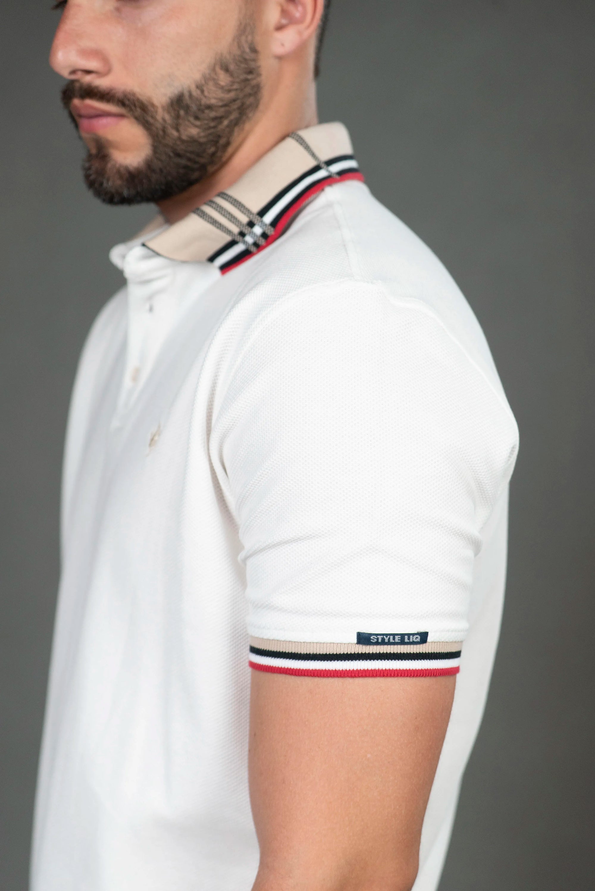 Camiseta Tipo Polo Blanca con Detalles en Rojo y Azul