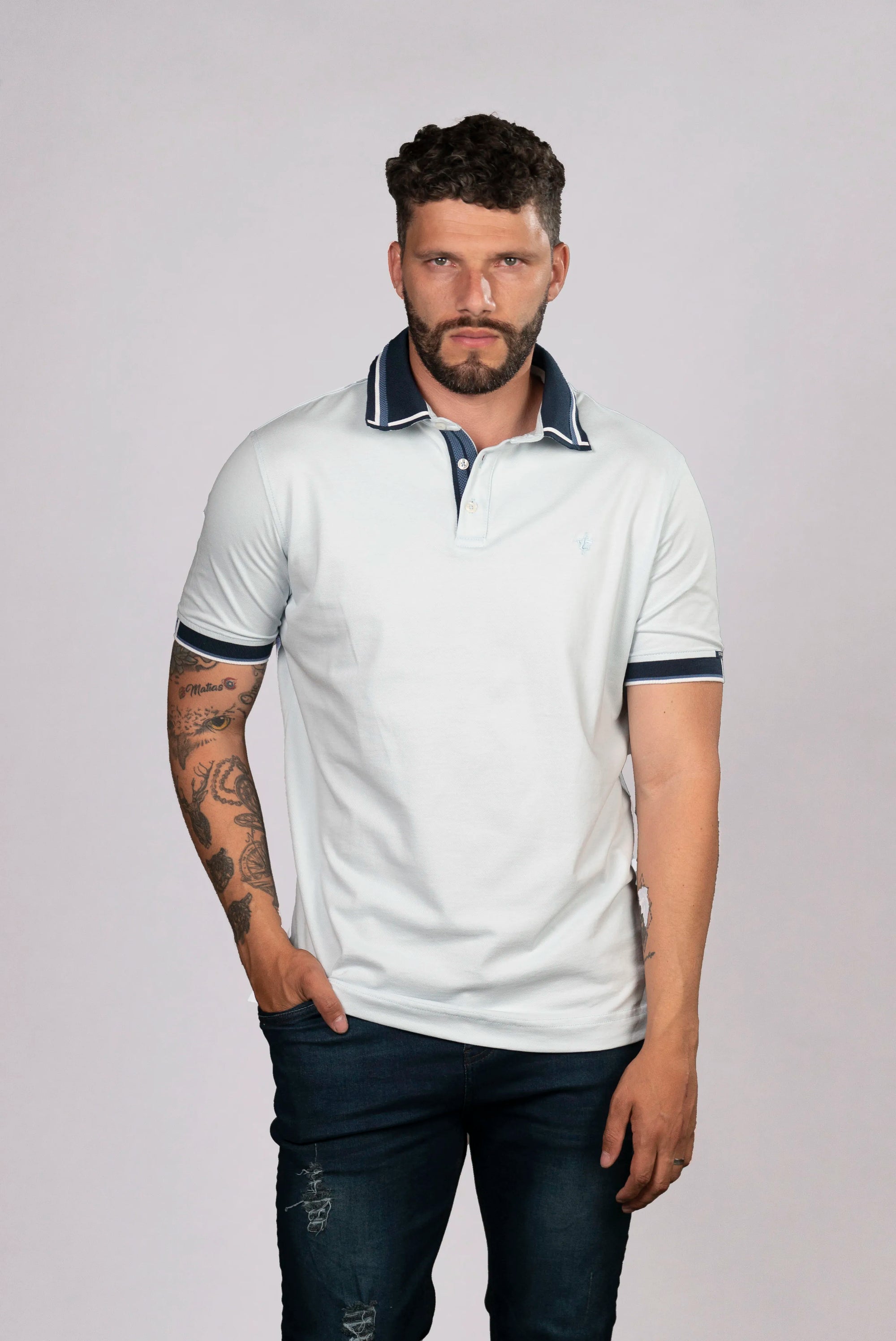 Camiseta Tipo Polo Azul Celeste con Detalles en Azul Claro