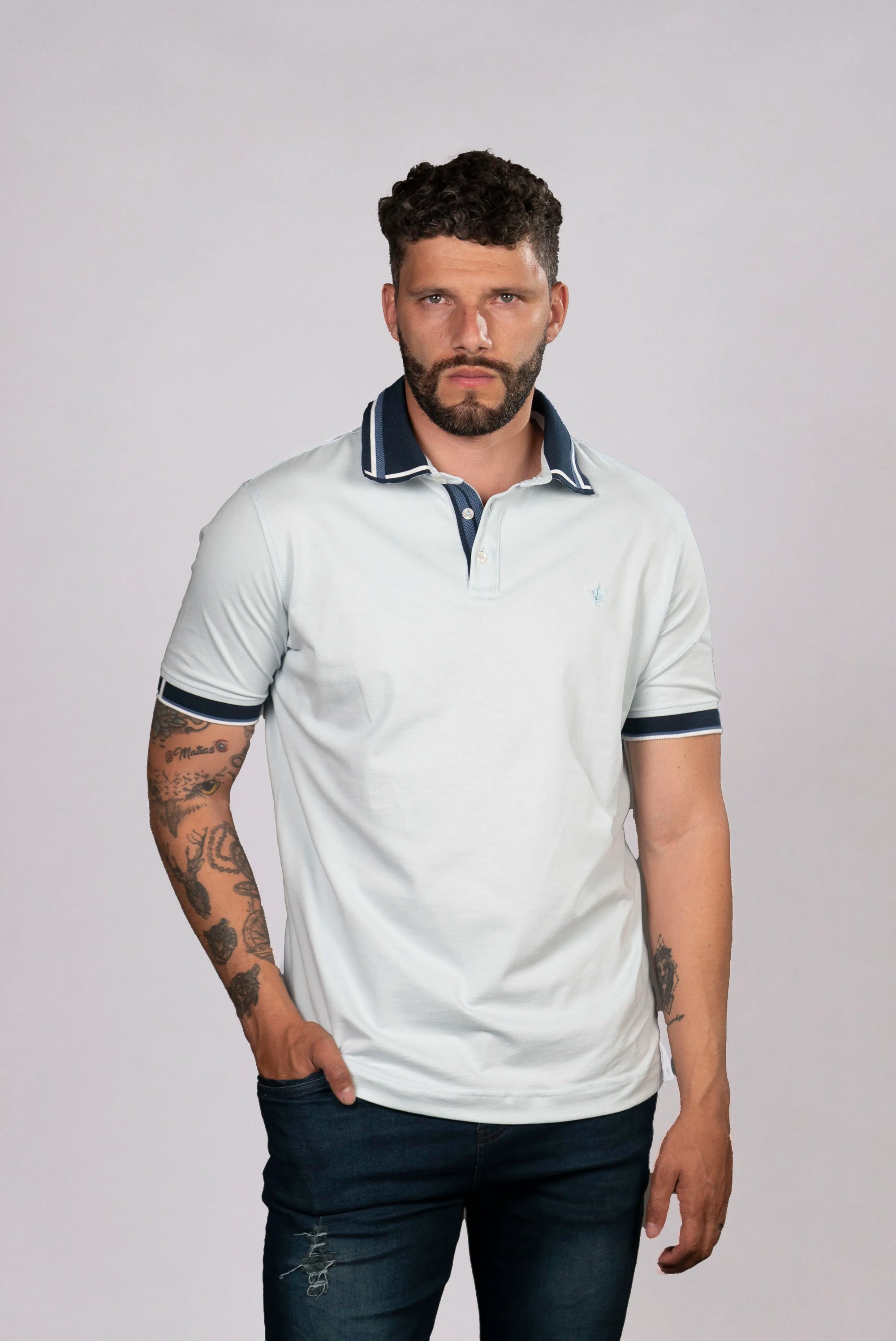 Camiseta Tipo Polo Azul Celeste con Detalles en Azul Claro