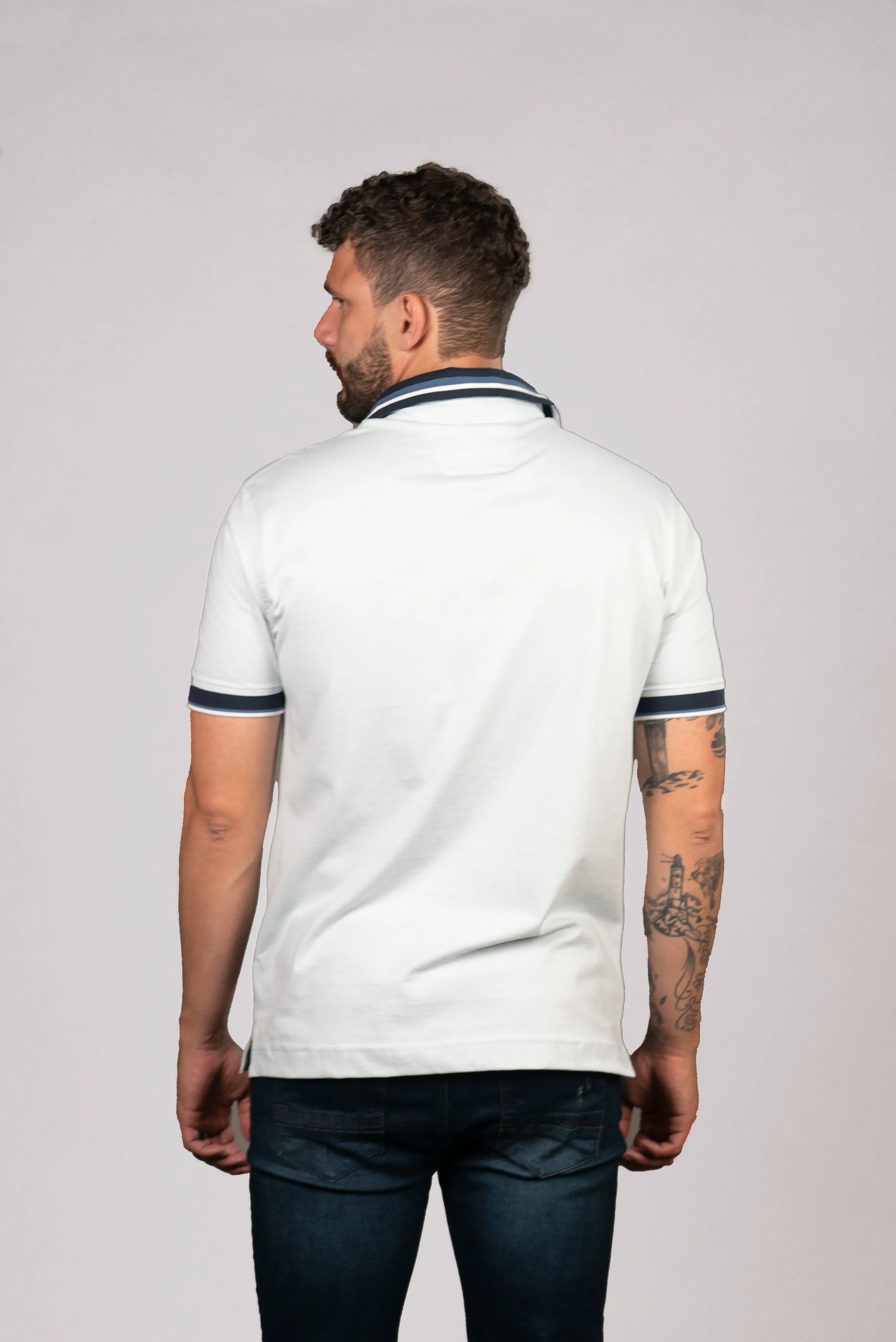 Camiseta Tipo Polo Azul Celeste con Detalles en Azul Claro
