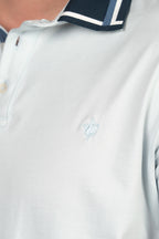 Camiseta Tipo Polo Azul Celeste con Detalles en Azul Claro