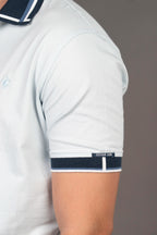 Camiseta Tipo Polo Azul Celeste con Detalles en Azul Claro