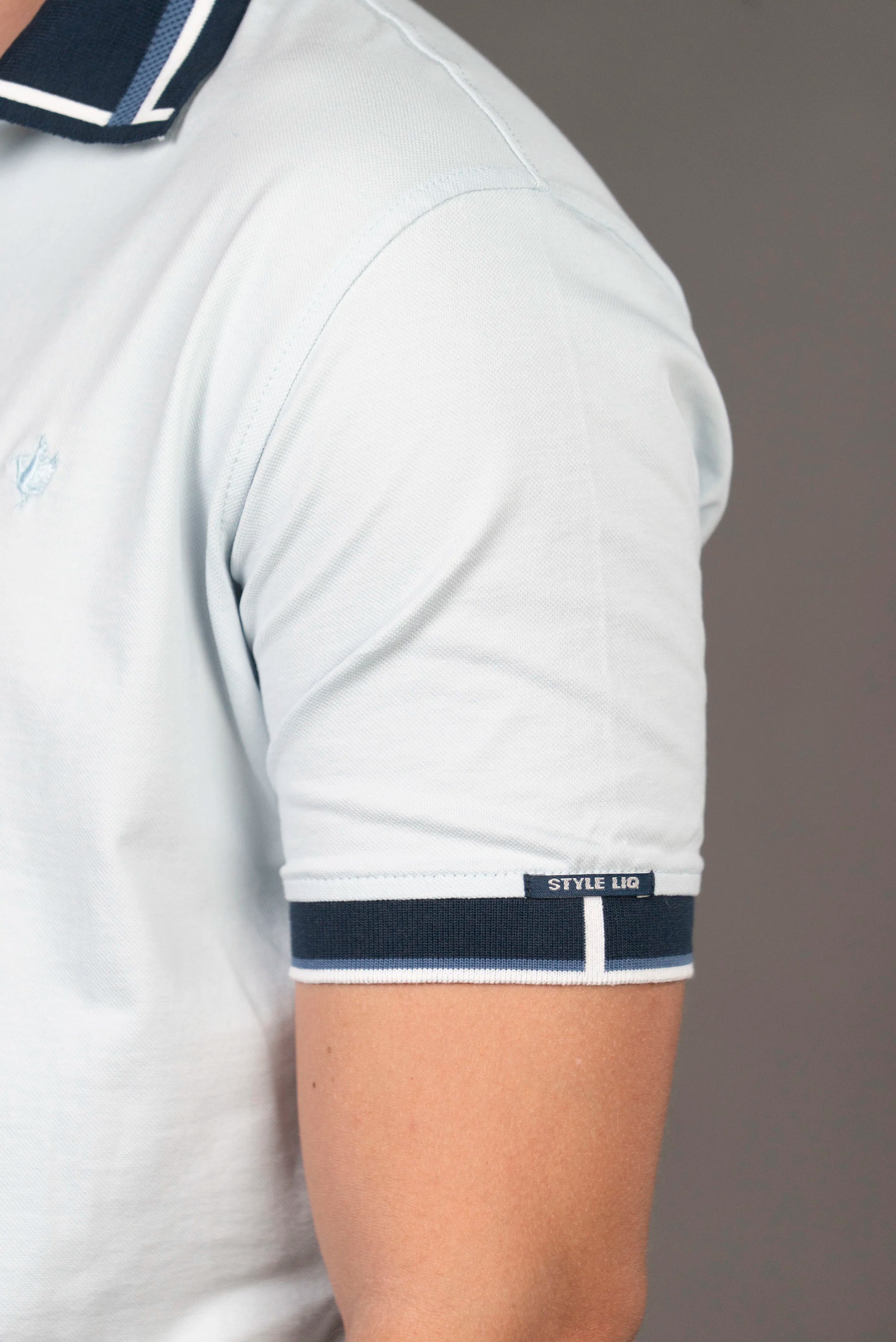 Camiseta Tipo Polo Azul Celeste con Detalles en Azul Claro