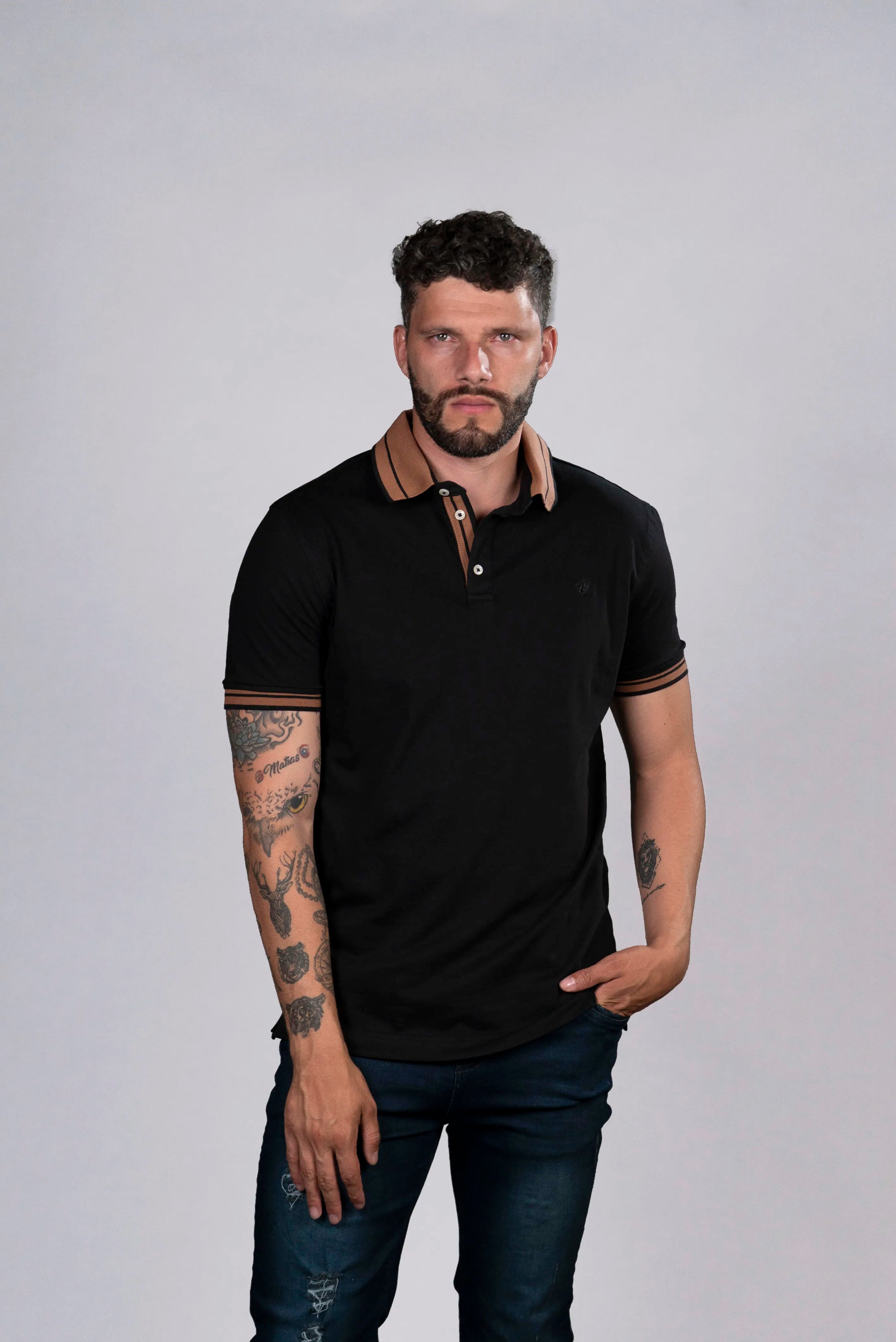 Camiseta Tipo Polo Negra con Detalles en Color Contrastante