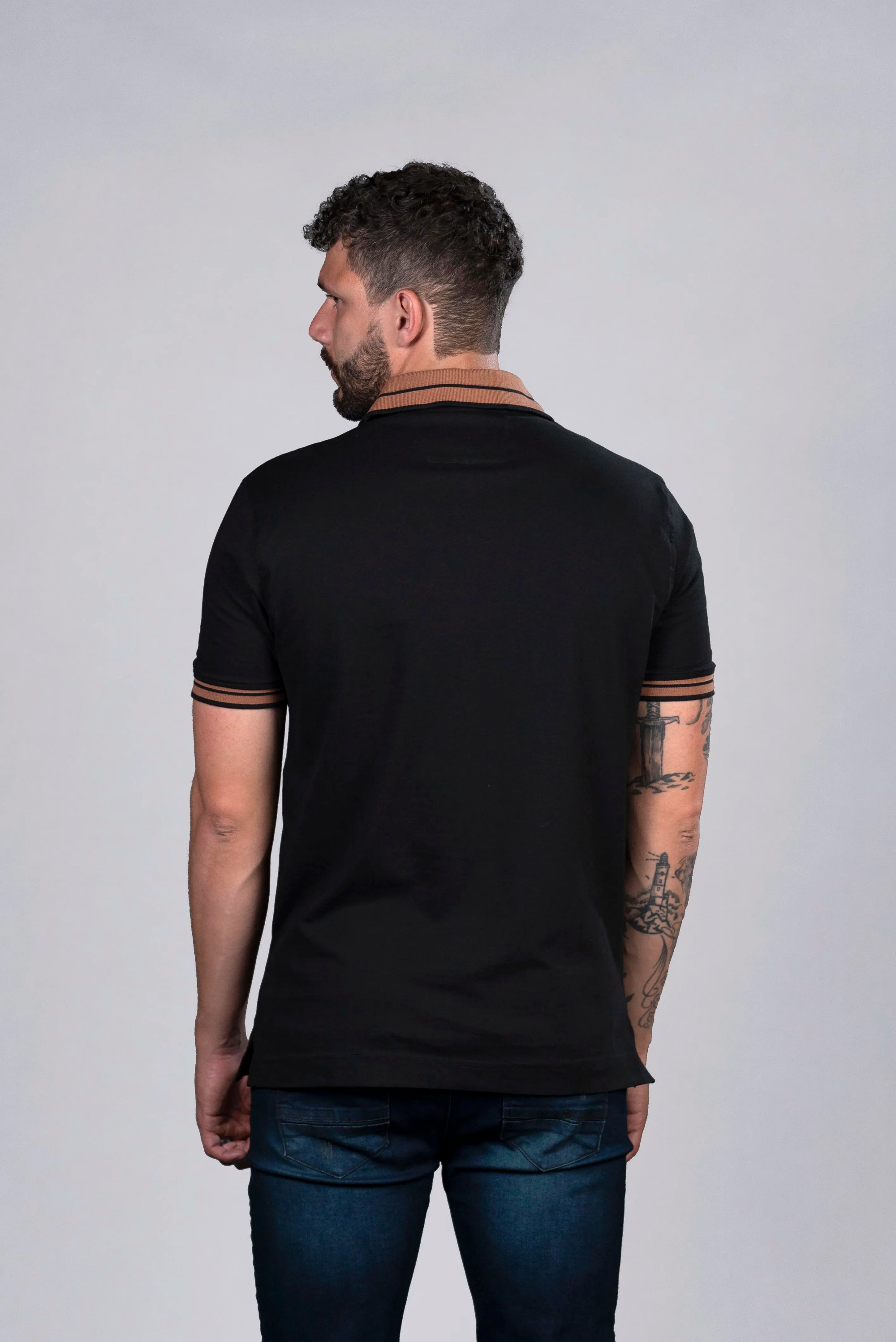 Camiseta Tipo Polo Negra con Detalles en Color Contrastante