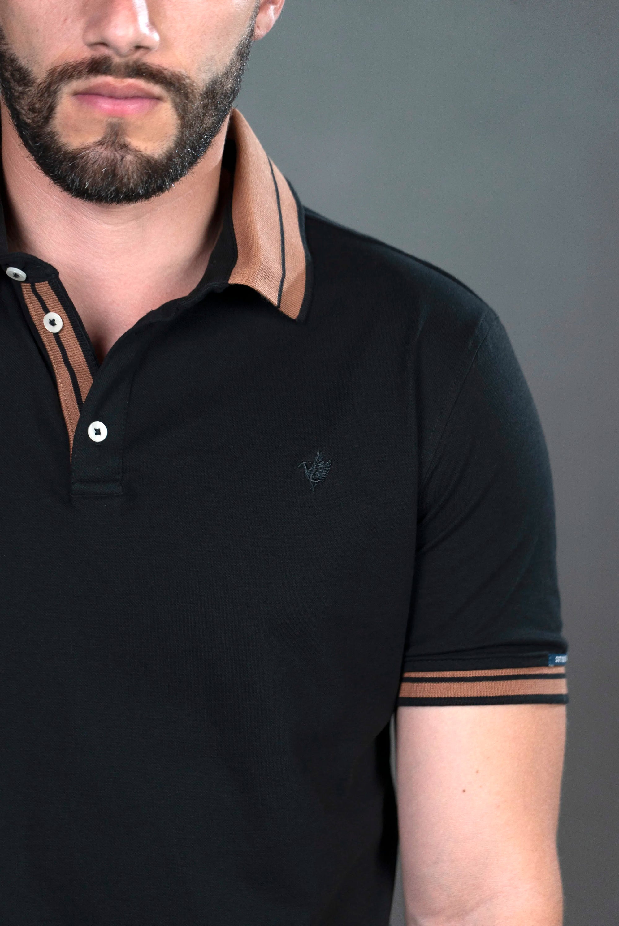 Camiseta Tipo Polo Negra con Detalles en Color Contrastante