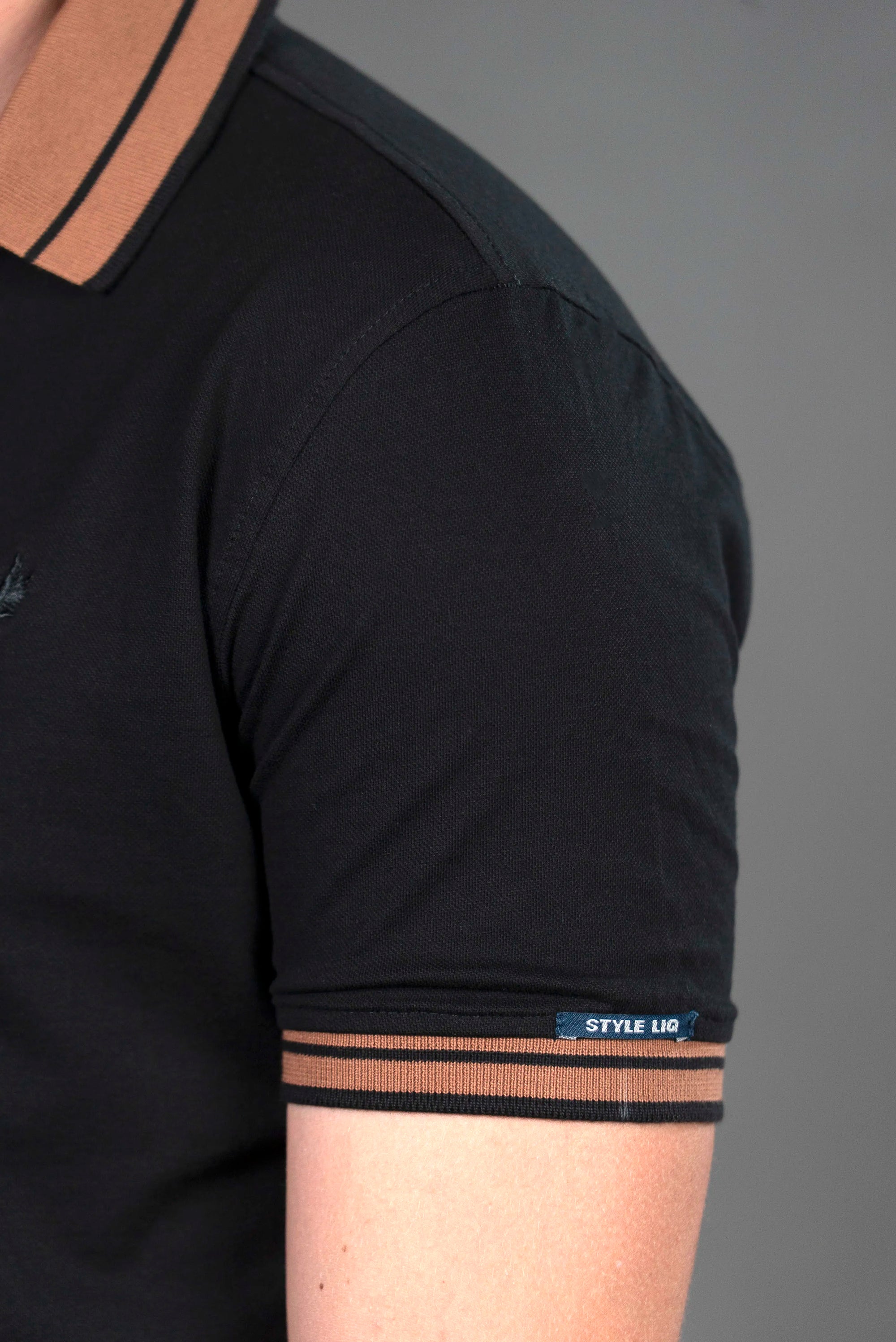 Camiseta Tipo Polo Negra con Detalles en Color Contrastante