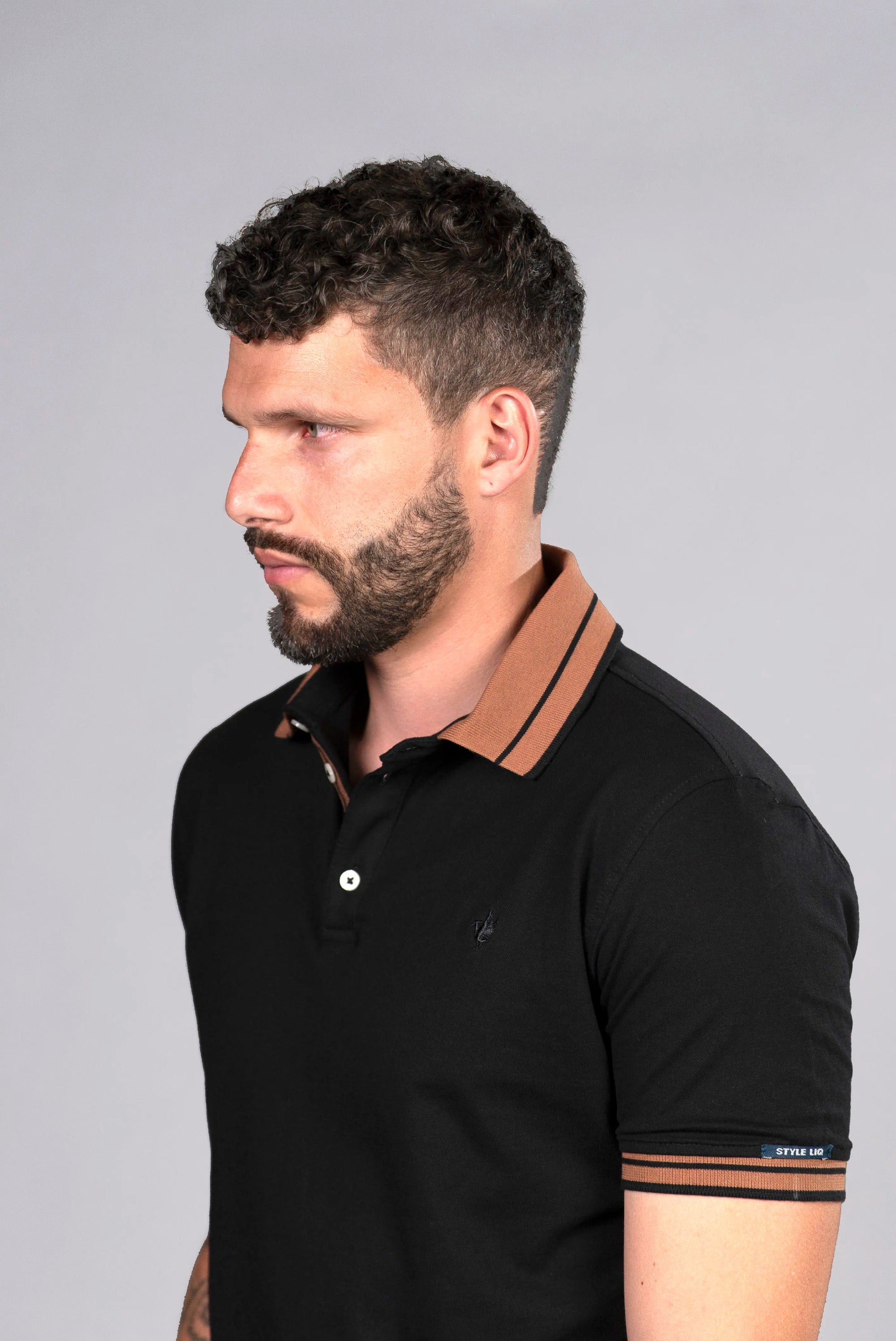 Camiseta Tipo Polo Negra con Detalles en Color Contrastante