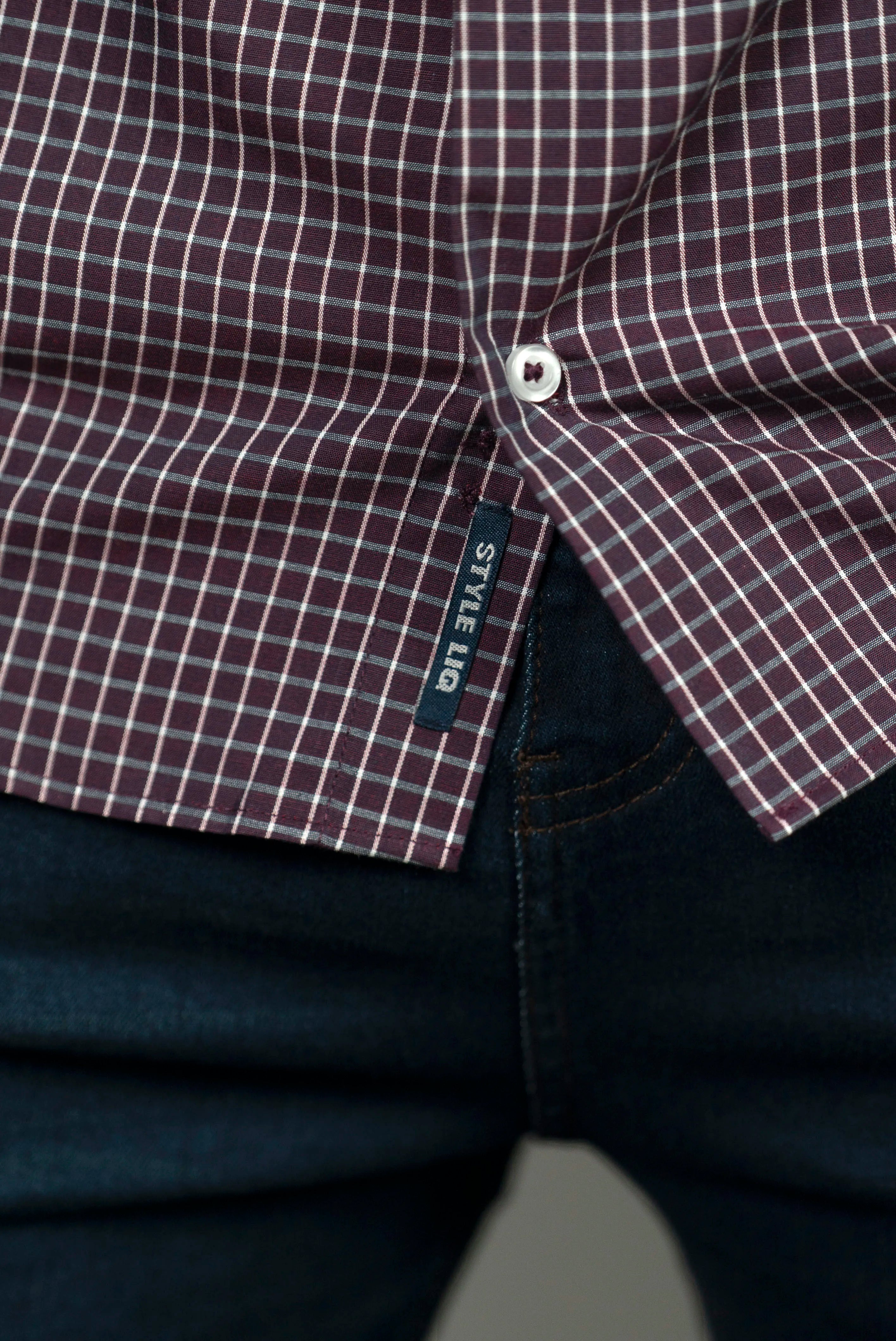 Camisa de Cuadros Vinotinto con Detalles en Blanco