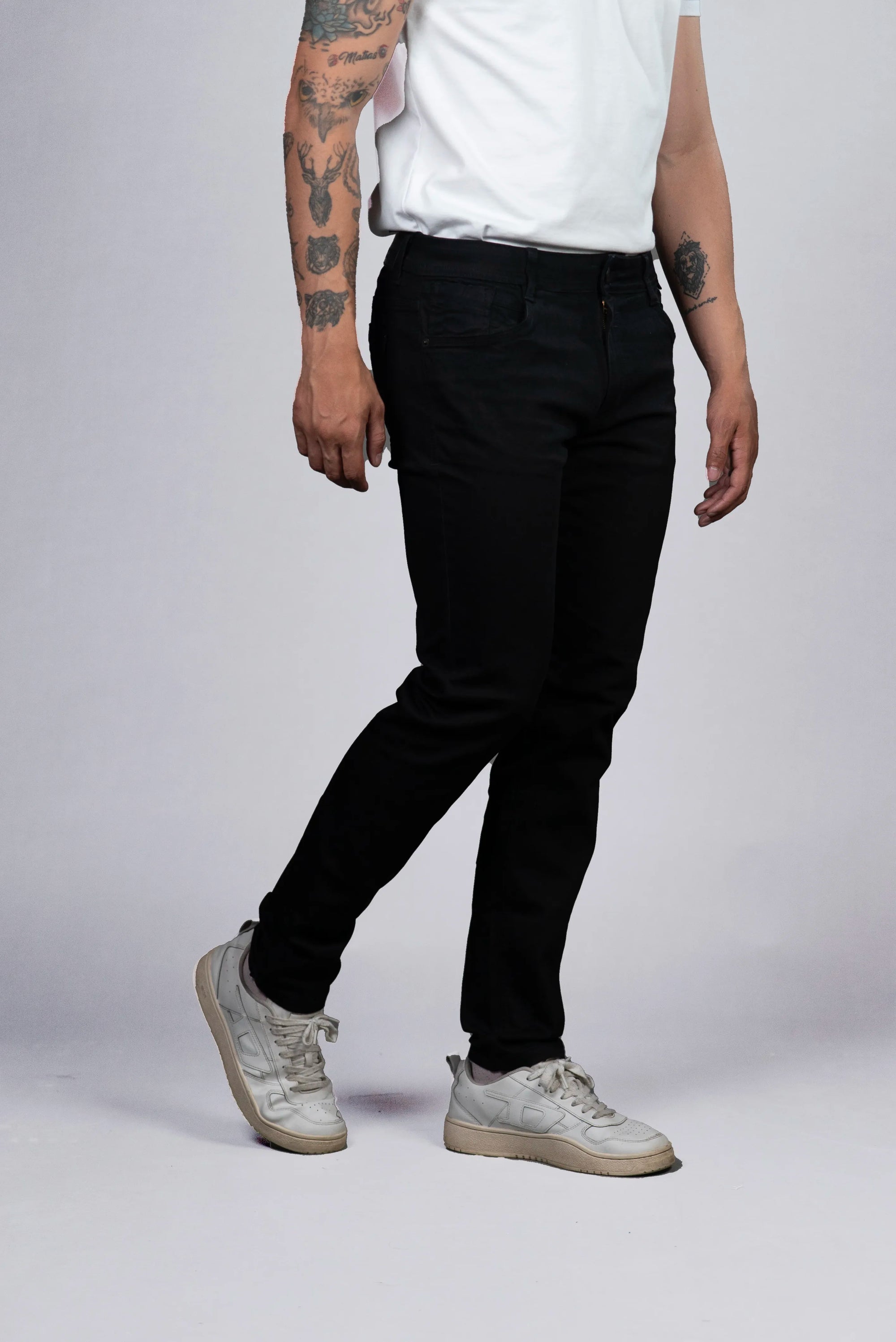 Jean Negro Ajustado Color Negro Clasico