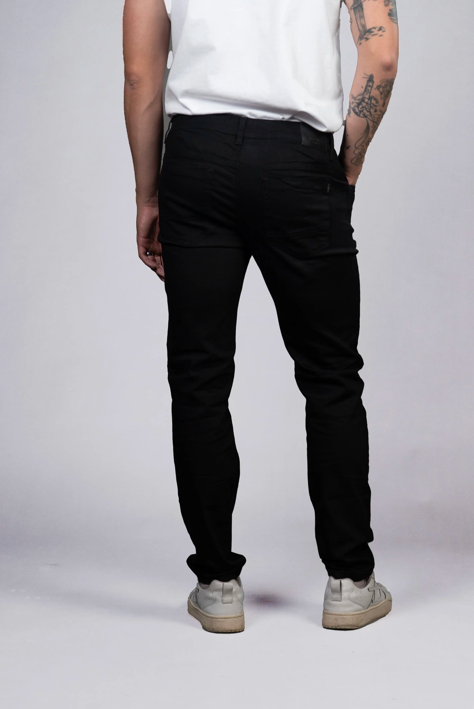 Jean Negro Ajustado Color Negro Clasico