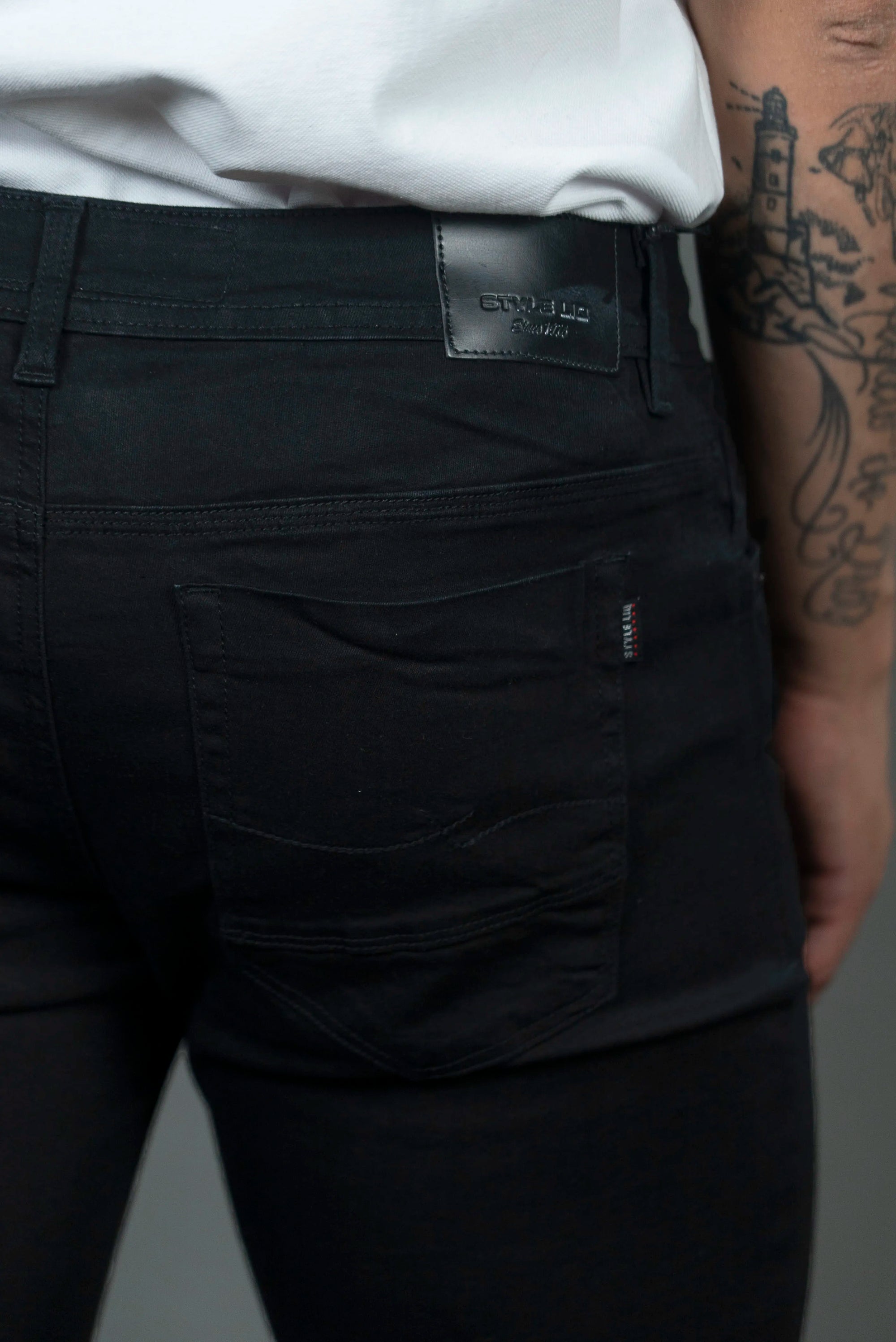 Jean Negro Ajustado Color Negro Clasico