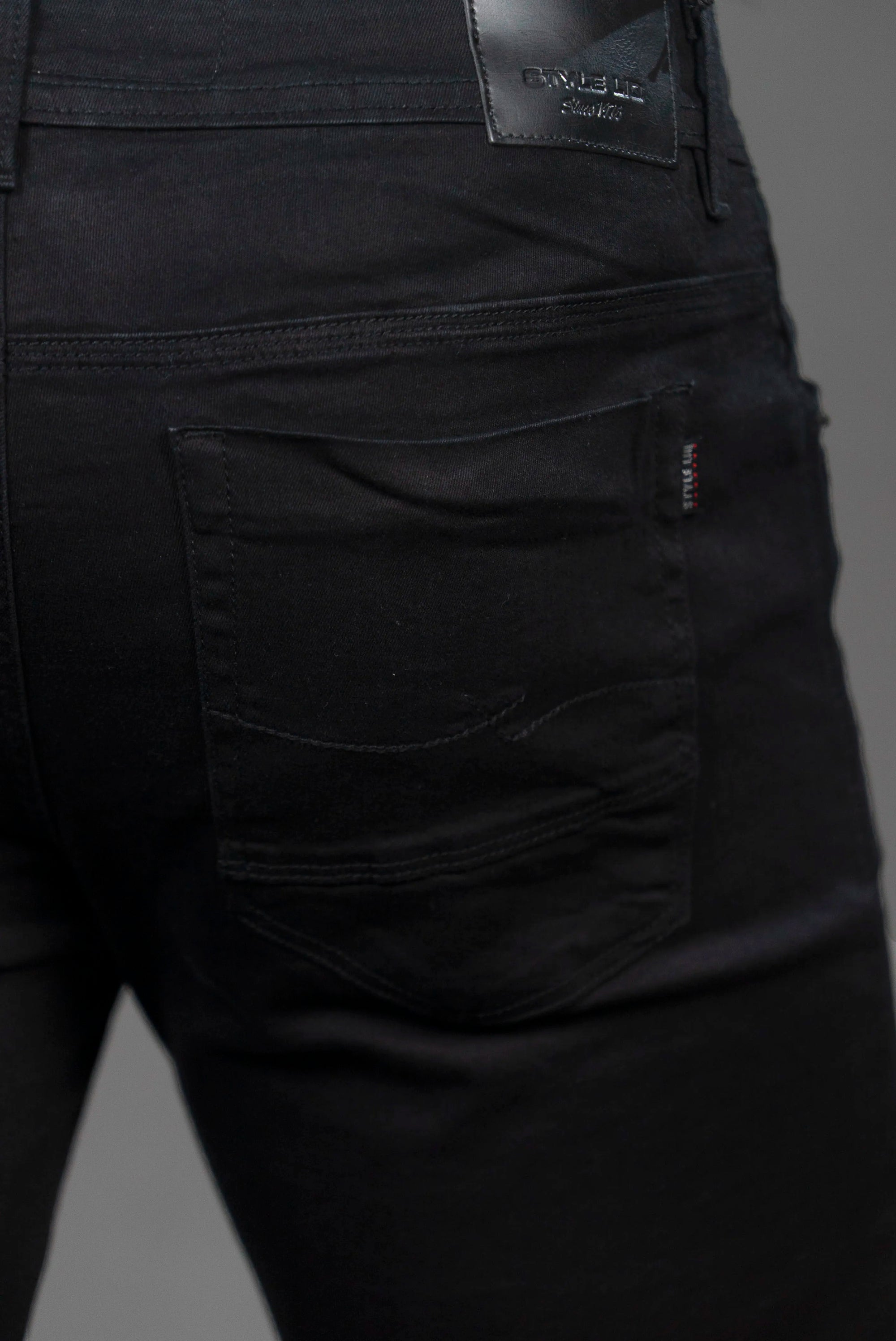 Jean Negro Ajustado Color Negro Clasico