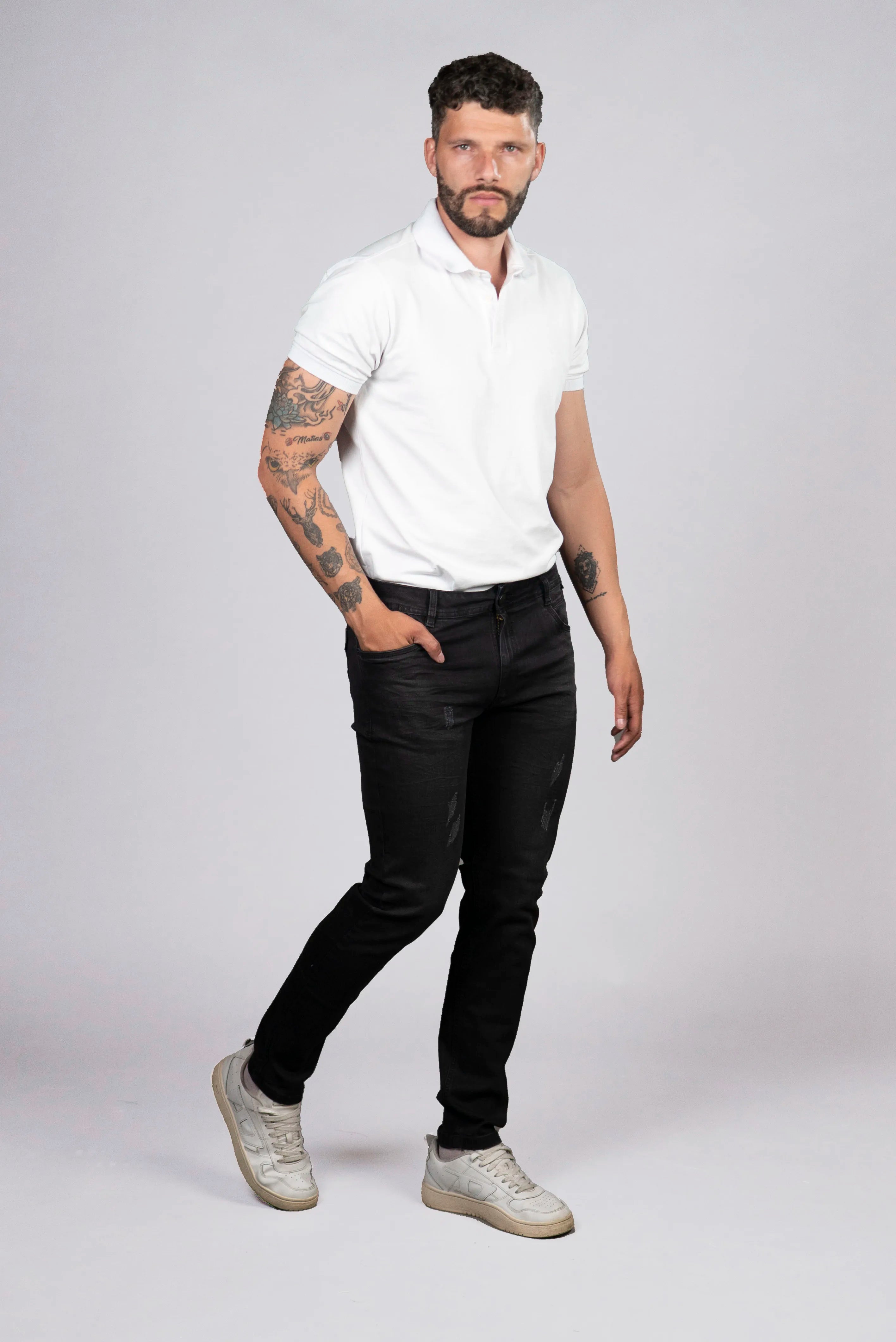 Jean Negro Ajustado con Detalles Desgastados