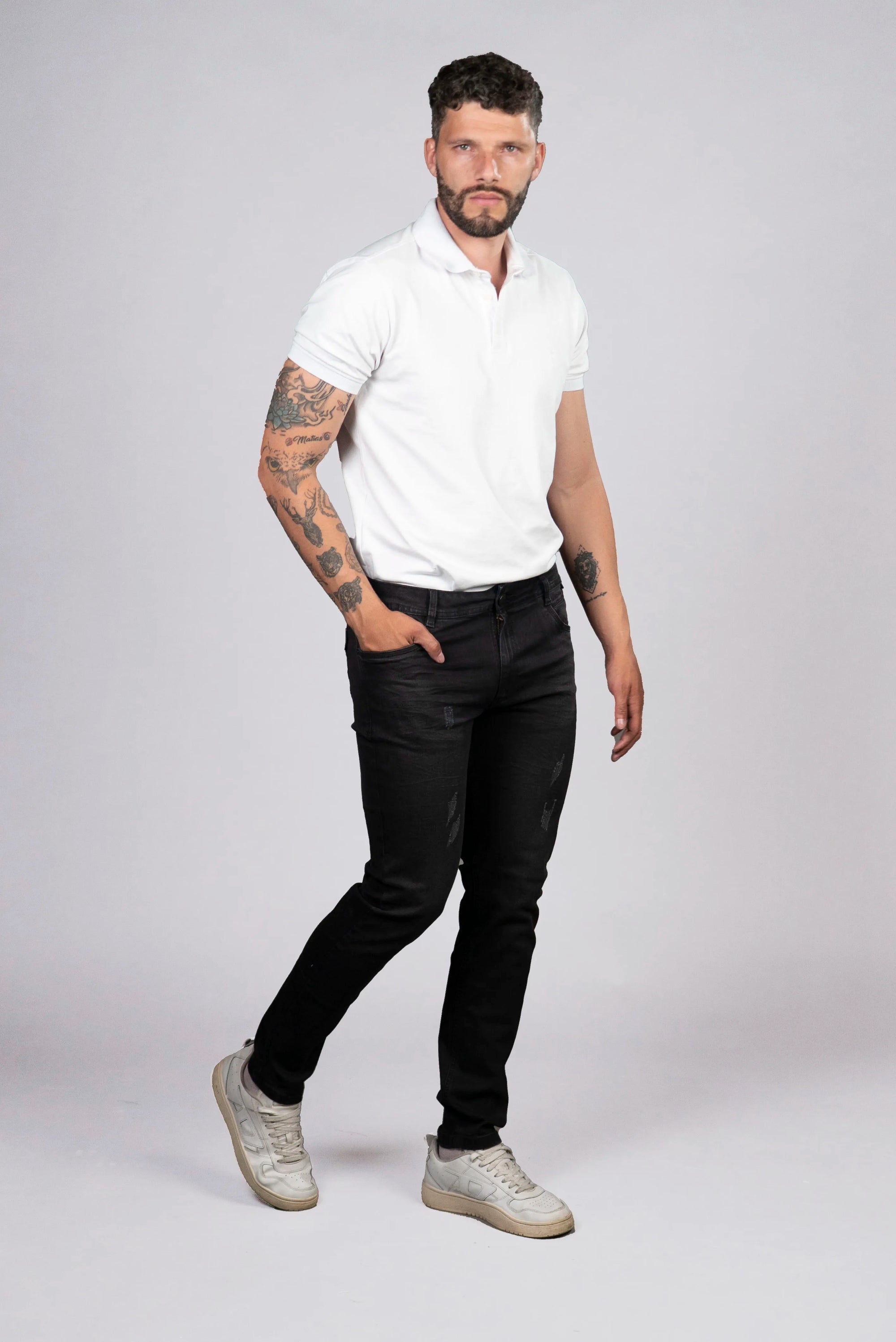 Jean Negro Ajustado con Detalles Desgastados