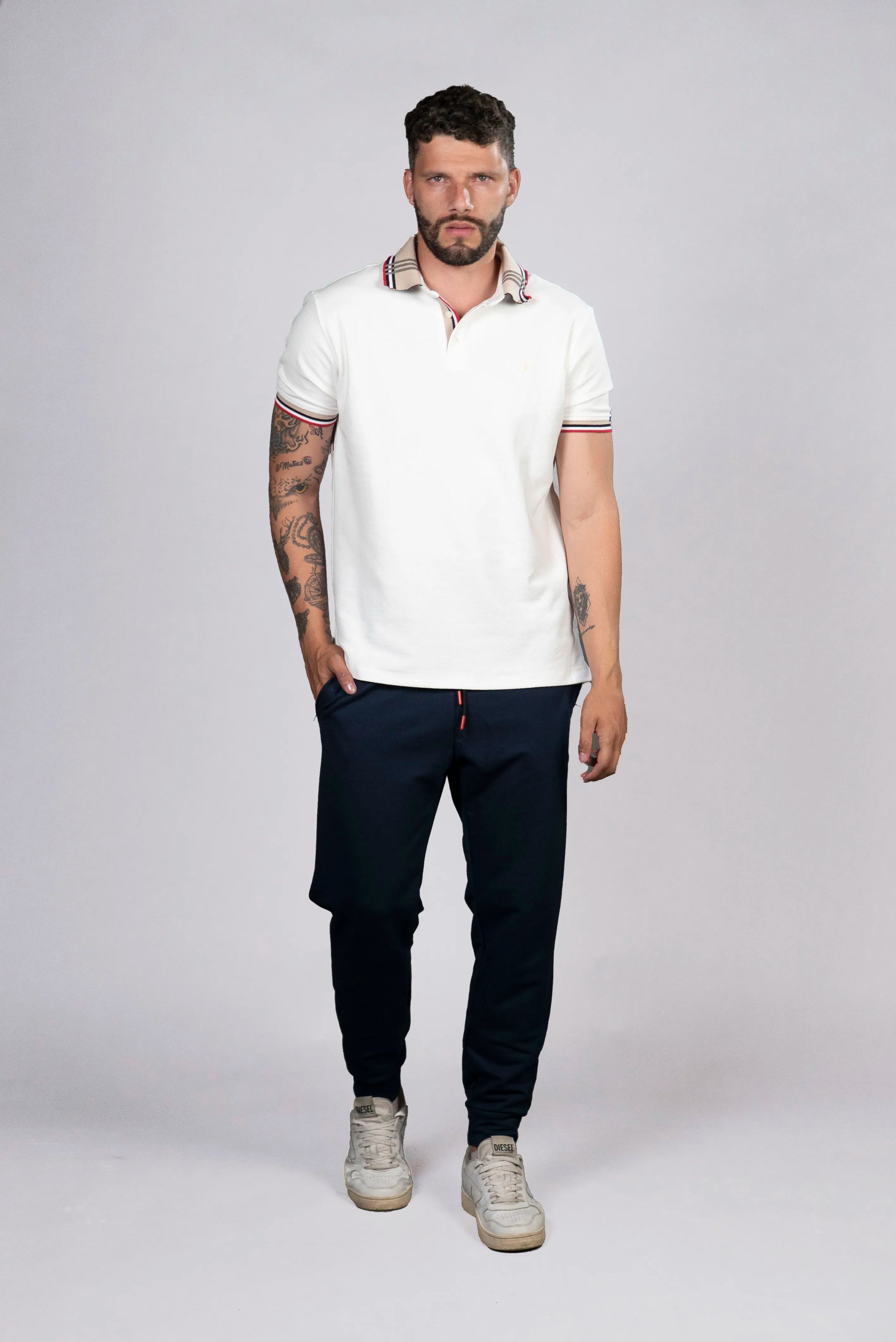 Jogger Azul Marino con Detalles en Rojo (Hombre)