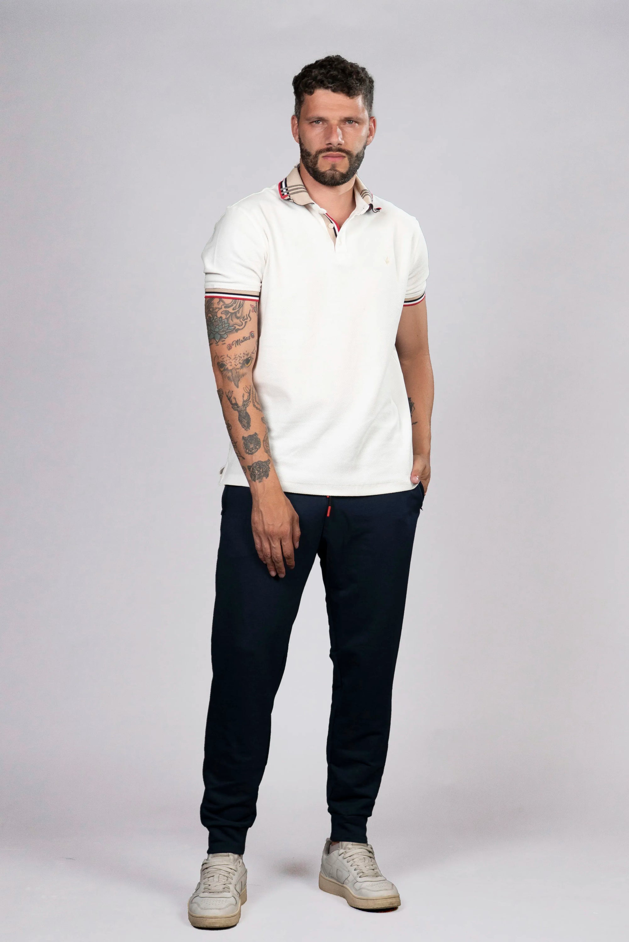 Jogger Azul Marino con Detalles en Rojo (Hombre)