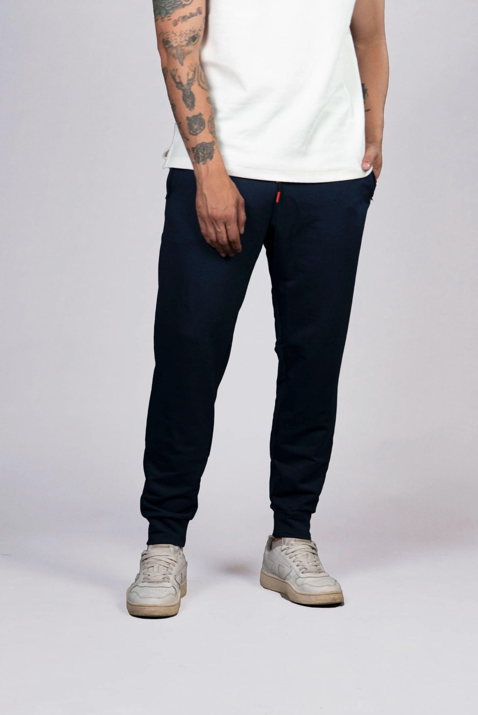 Jogger Azul Marino con Detalles en Rojo (Hombre)