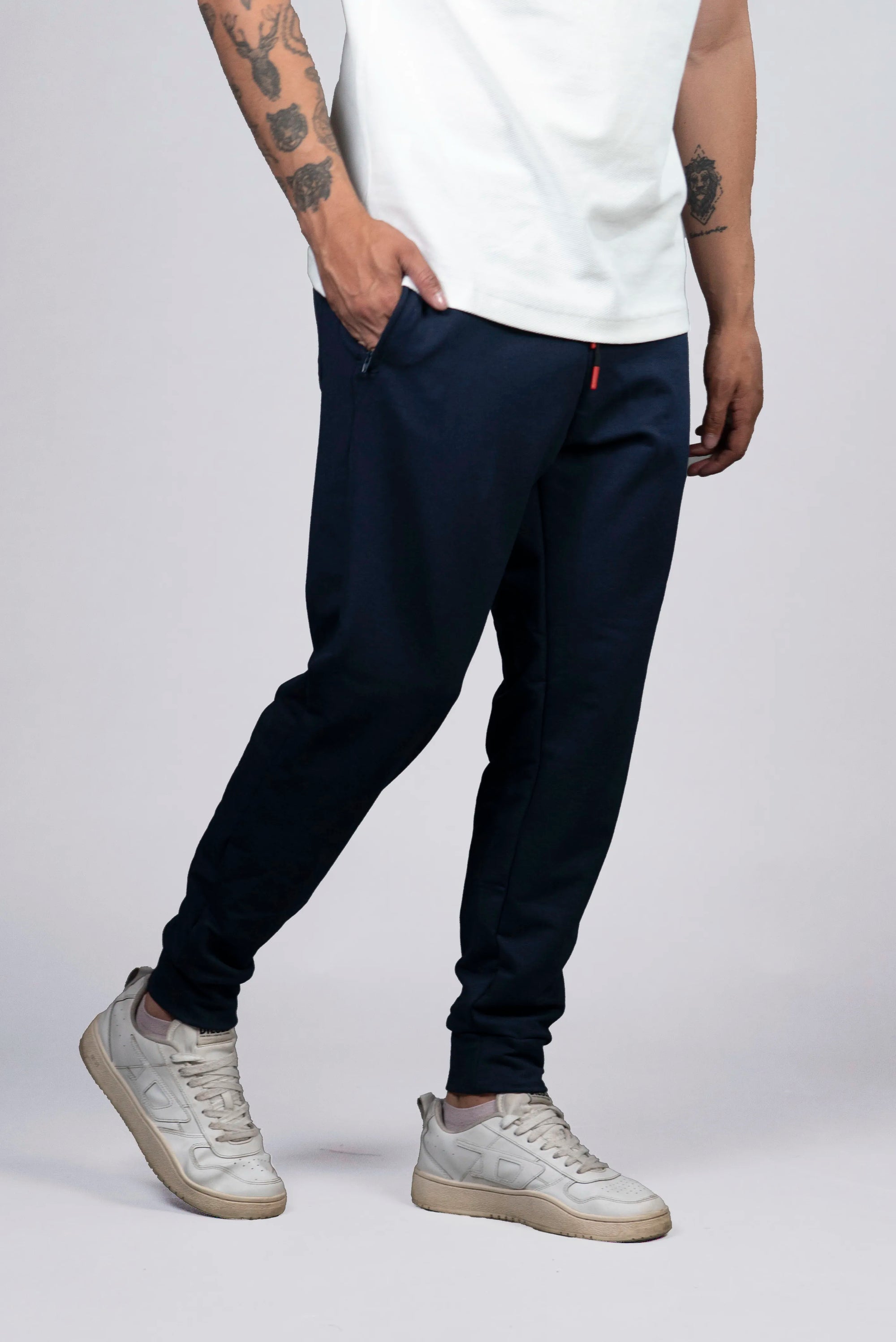 Jogger Azul Marino con Detalles en Rojo (Hombre)